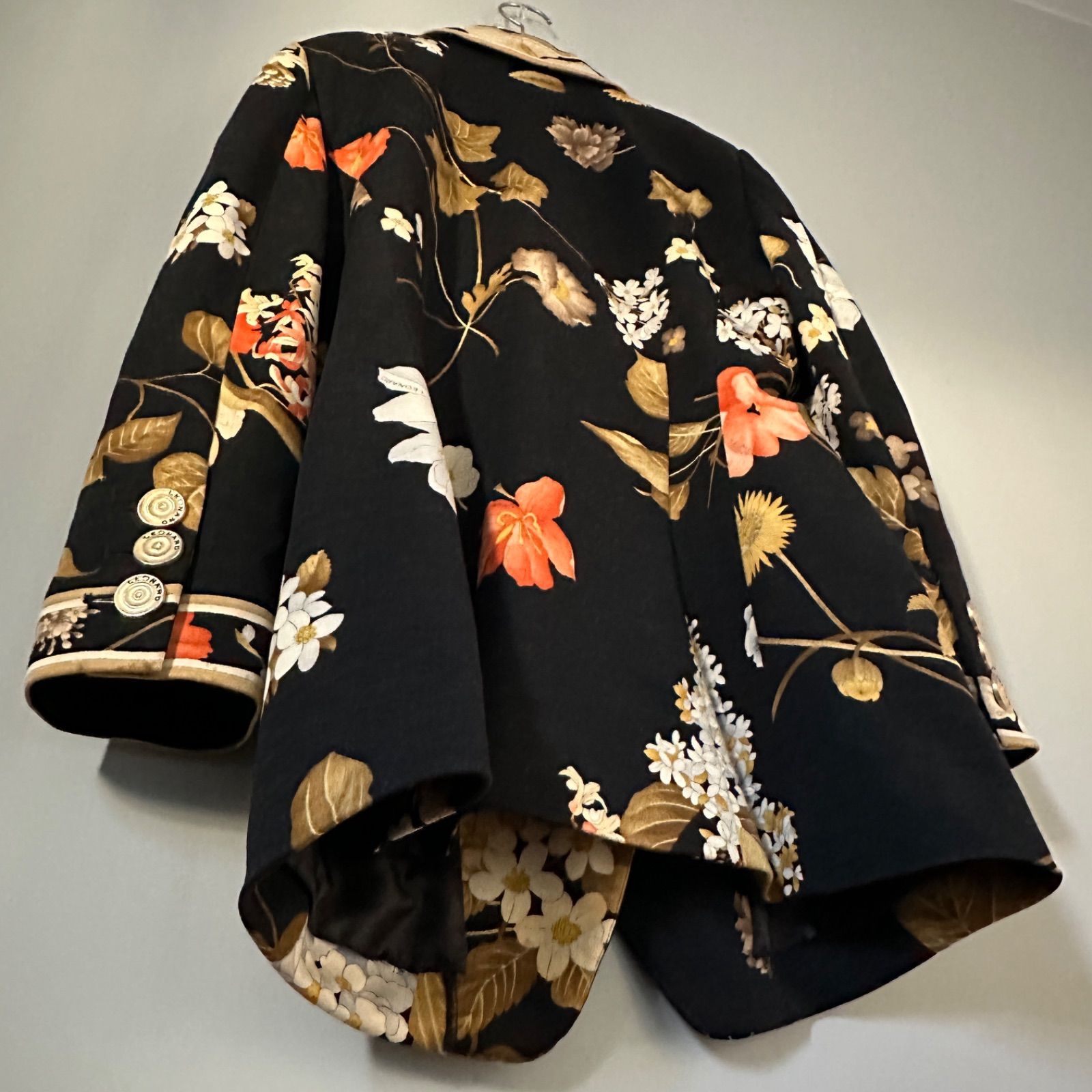 レオナール　花柄　フラワー柄　ノーカラージャケット　金ボタン　ブラック　M レオナール 花柄 フラワー柄 ノーカラージャケット 金ボタン ブラック