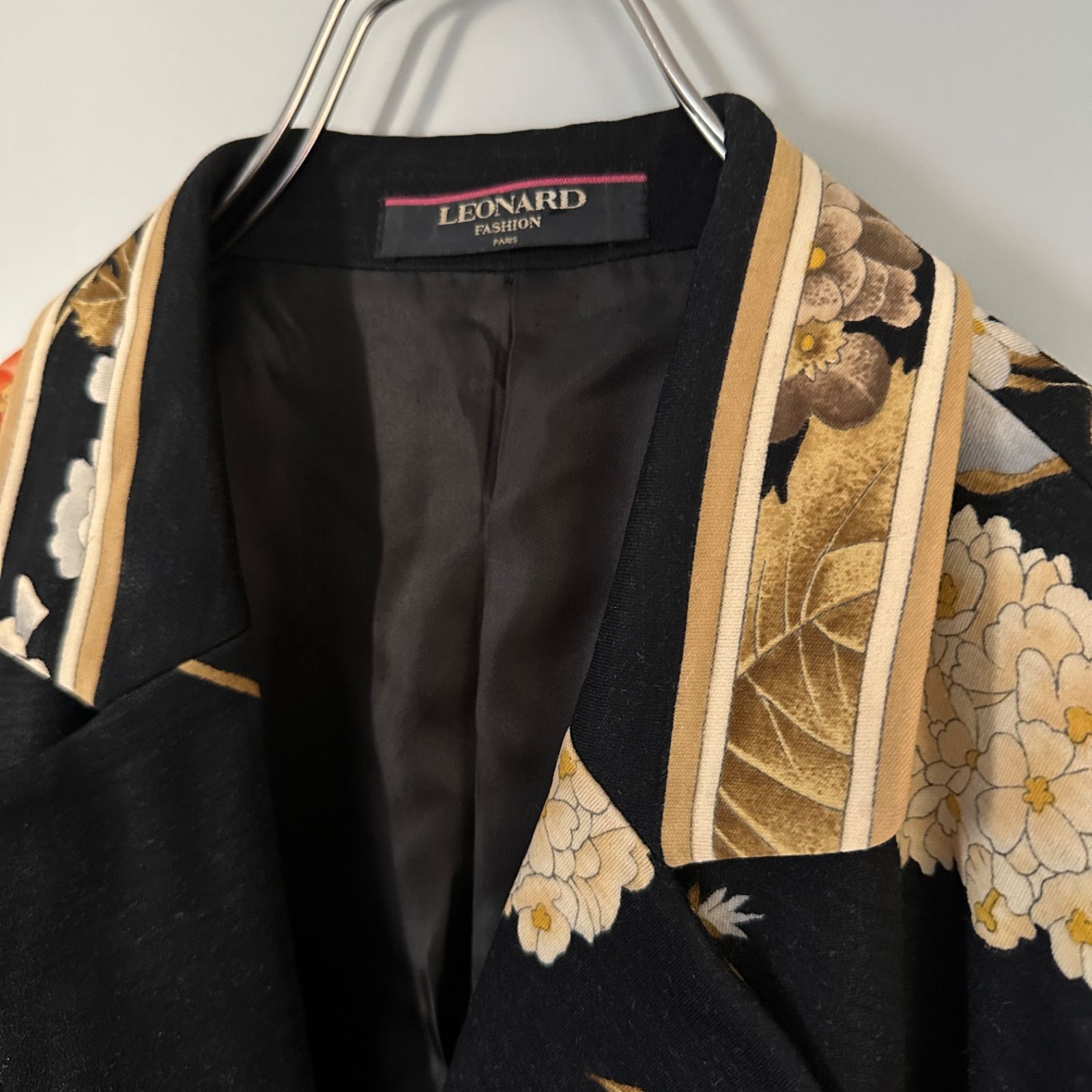 レオナール　ジャケット　花柄　蝶　ロゴボタン　涼しい素材感　鮮やか　11 L相当 レオナール ジャケット 花柄 蝶 ロゴボタン 涼しい素材感 鮮やか 11 L