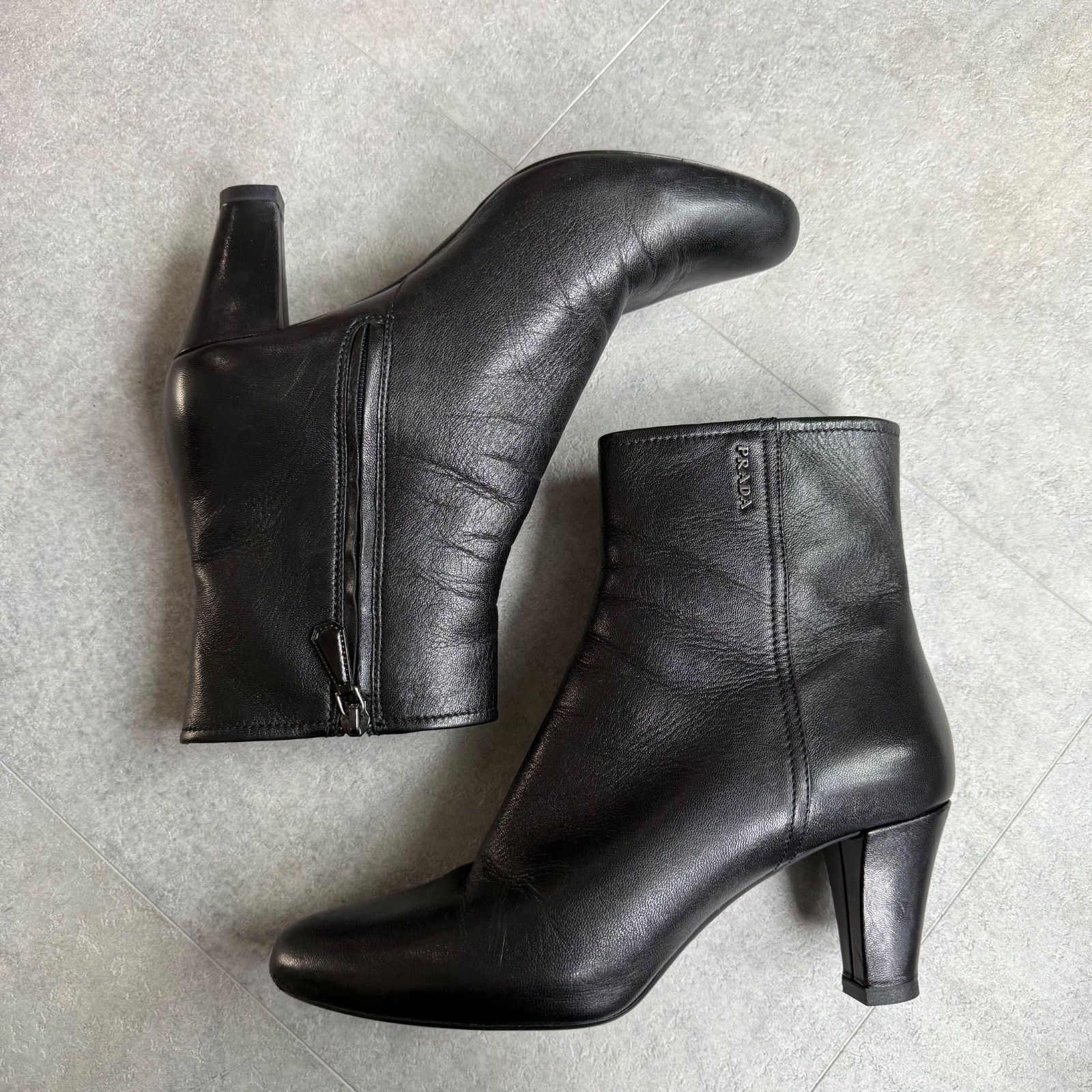 美品　PRADA プラダ　ショートブーツ 24.5 レザー 黒　37.5 美品 PRADA プラダ ロゴ レザー ショートブーツ ブラック 黒 シルバー