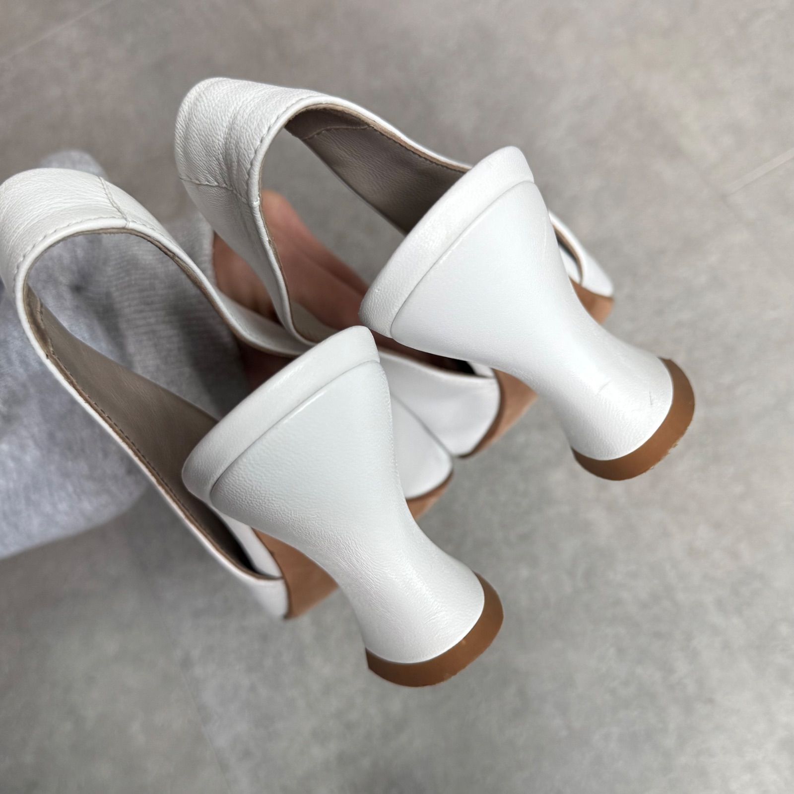 BOTTEGA VENETA ボッテガヴェネタ アーモンド レザー パンプス