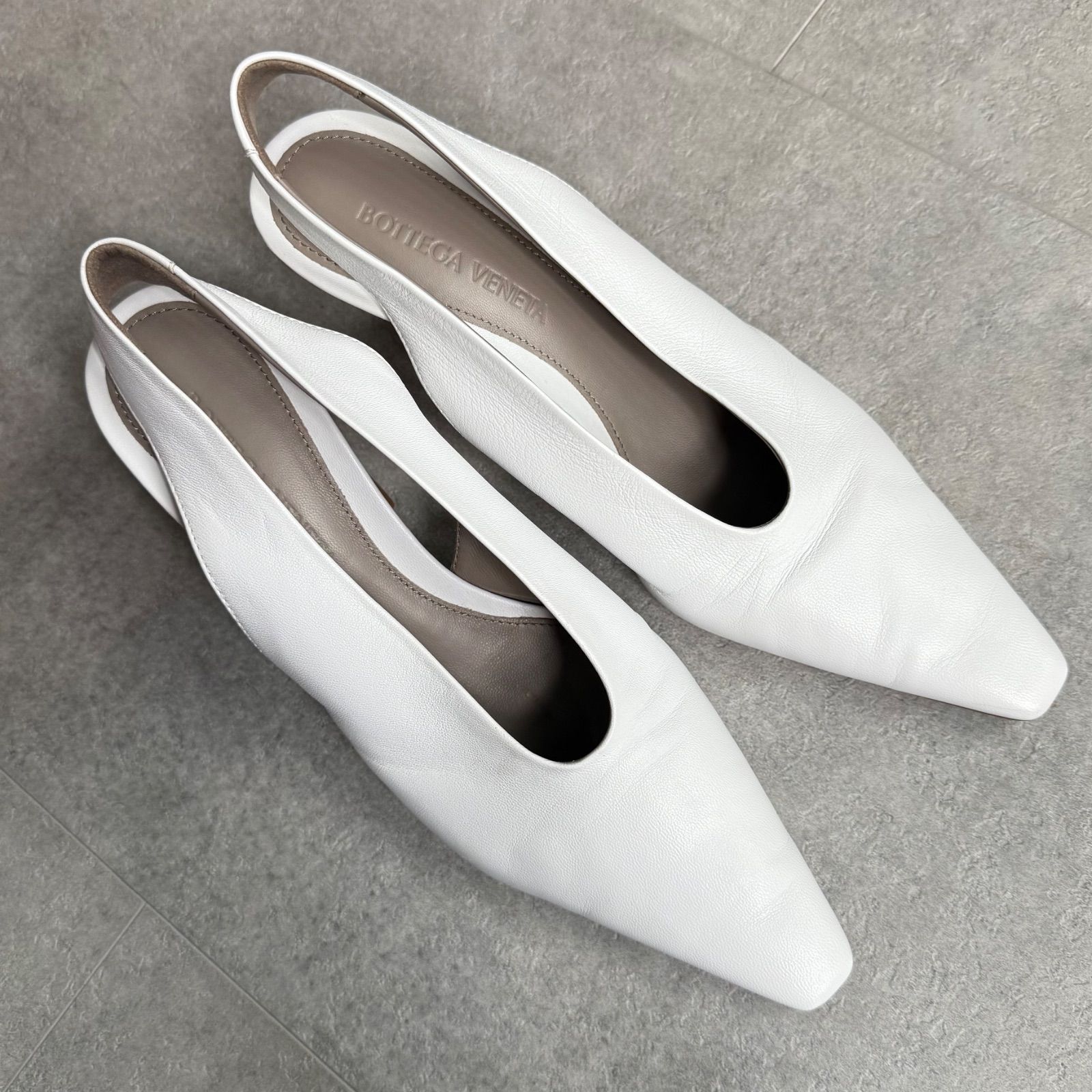 BOTTEGA VENETA ボッテガヴェネタ アーモンド レザー パンプス