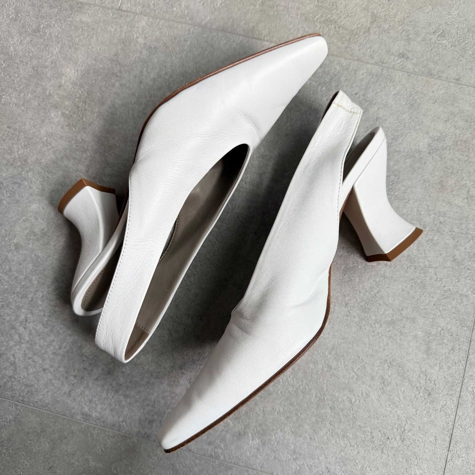 BOTTEGA VENETA ボッテガヴェネタ アーモンド レザー パンプス