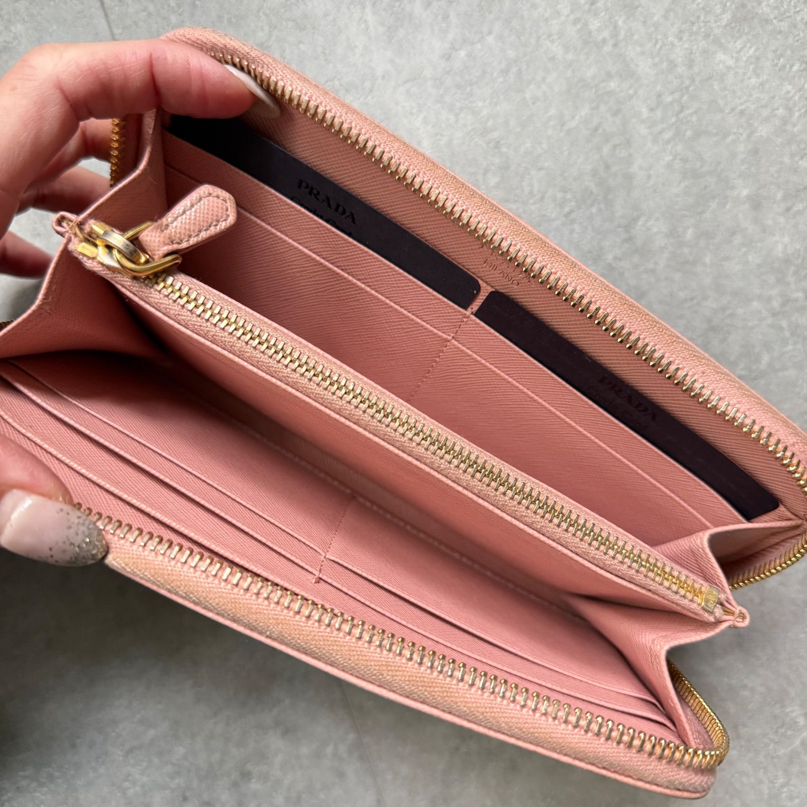 PRADA プラダ サフィアーノレザー メタルロゴ ラウンドファスナー長