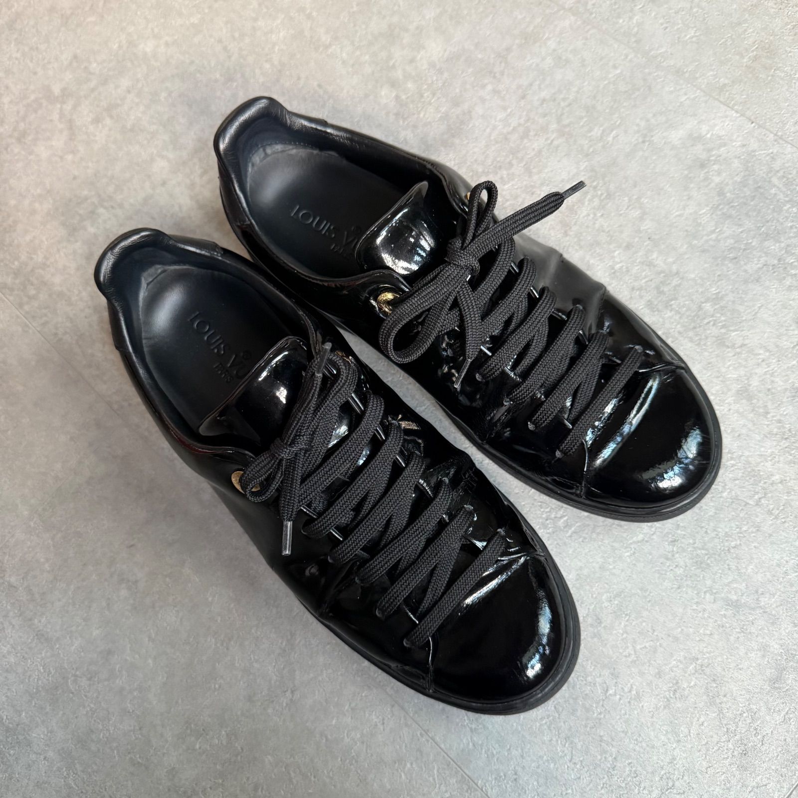 LOUIS VUITTON ルイヴィトン パテントレザー ロゴスニーカー ブラック