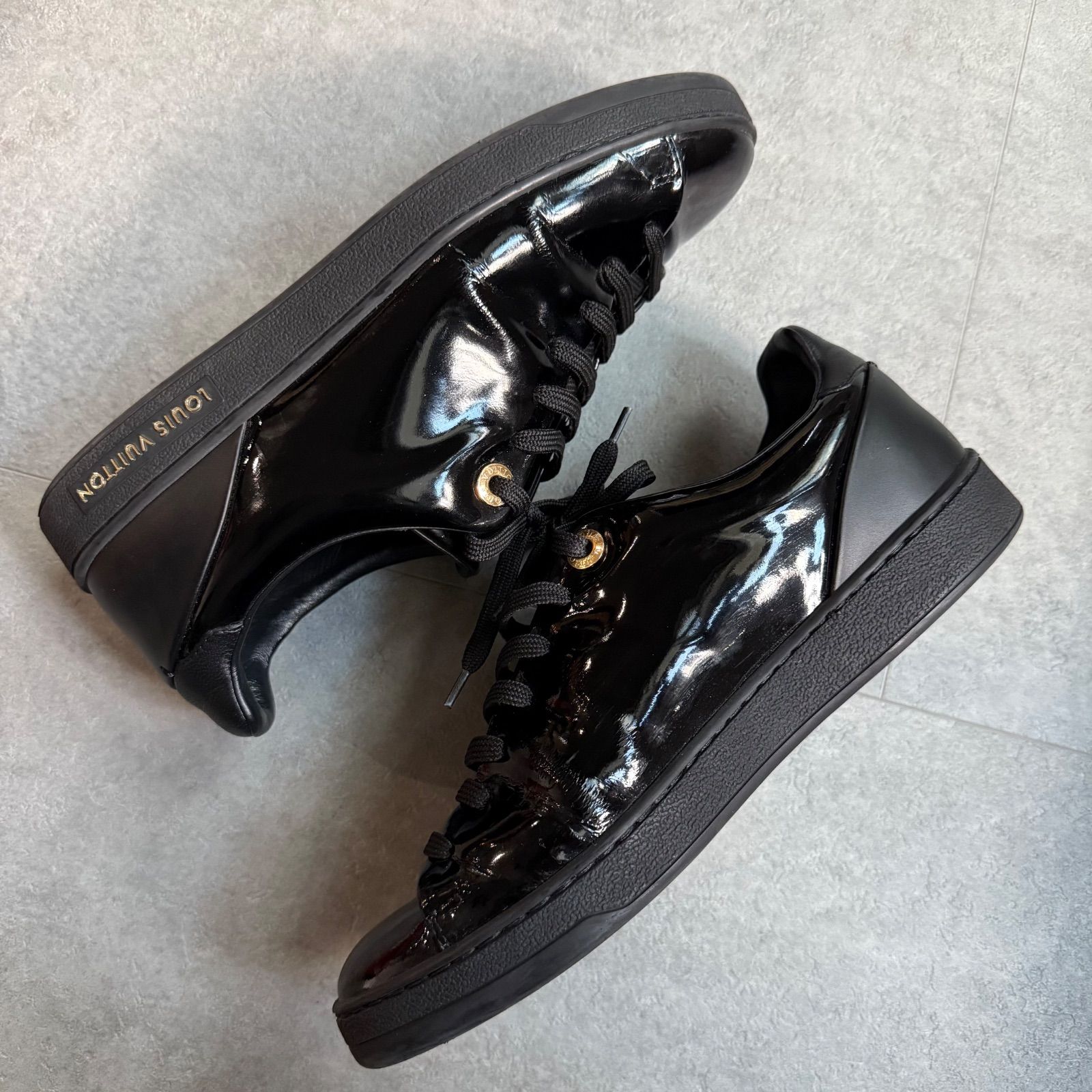 LOUIS VUITTON ルイヴィトン パテントレザー ロゴスニーカー ブラック