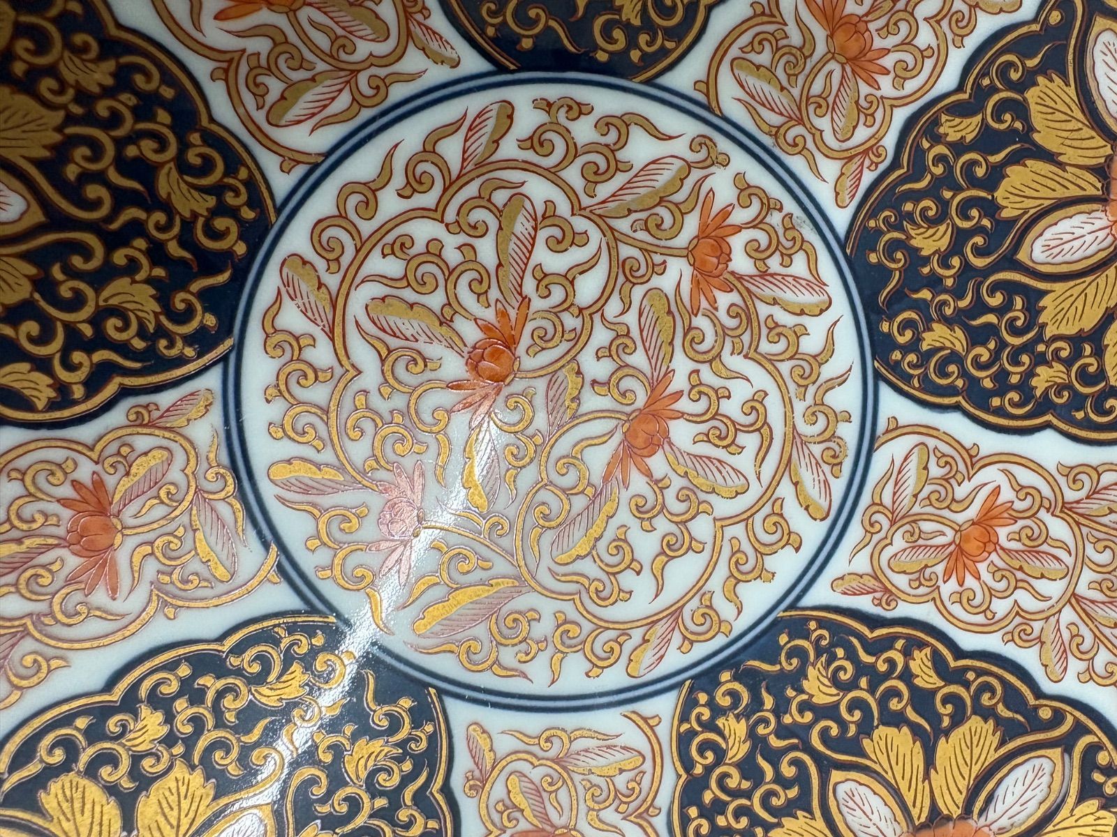アンティーク有田焼 幸楽窯の緻密金彩古代花唐草献上古伊万里高台皿