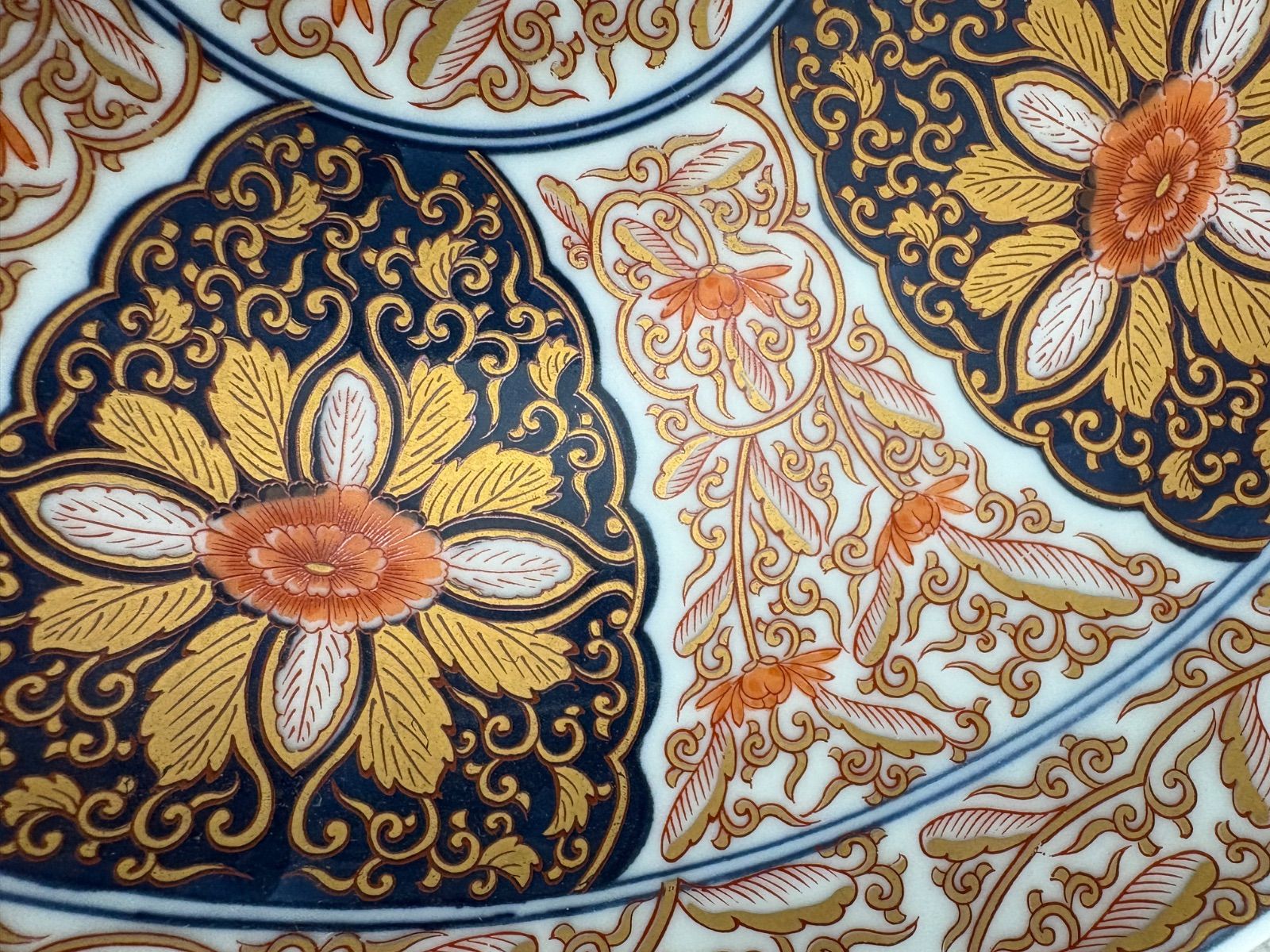 アンティーク有田焼 幸楽窯の緻密金彩古代花唐草献上古伊万里高台皿