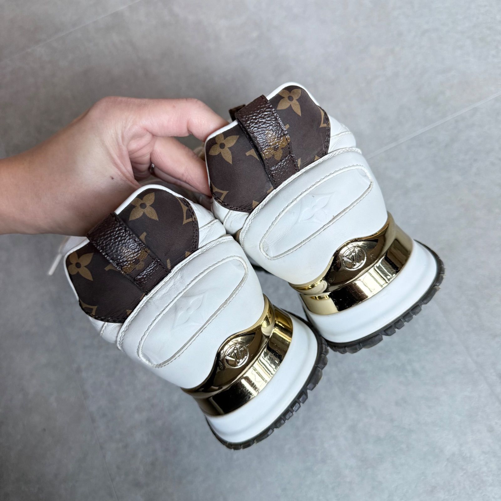 新品同様✨ルイヴィトン　金色のLVロゴ　革靴　モノグラム　正規品　付属品完備 LOUIS VUITTON ルイヴィトン ランアウェイライン モノグラム レザー