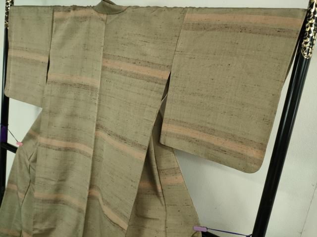 平和屋本店▽極上 伊兵衛織 工芸手織 単衣 横段文 生壁色地 逸品