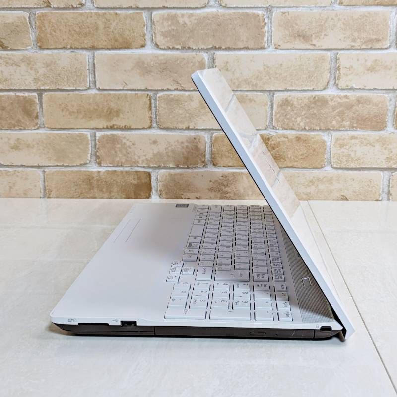 美品♪オフィス付き☆SSD/第7世代Corei3高性能☆フルHD☆初心者OK