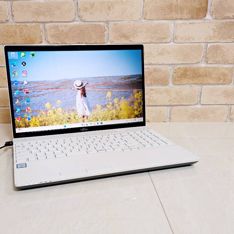 美品♪オフィス付き☆SSD/第7世代Corei3高性能☆フルHD☆初心者OK