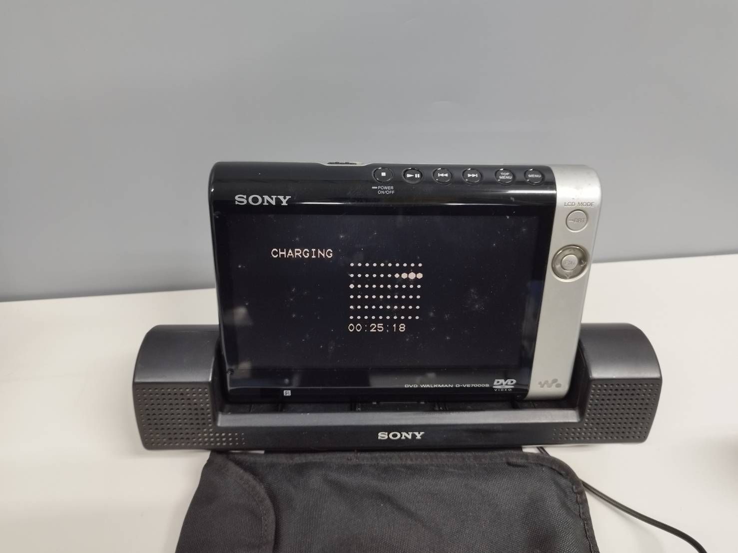 ジャンク】SONY DVD WALKMAN/D-VE7000S/ポータブルDVDプレーヤー