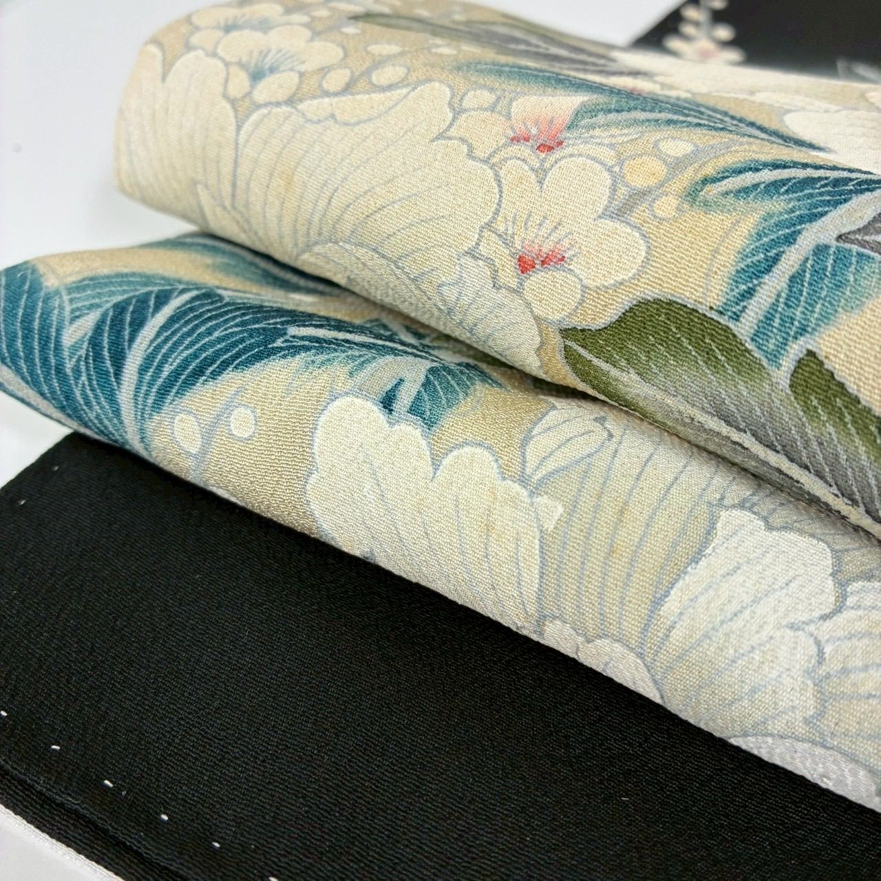 【未使用】花束柄　黒留袖 比翼付 正絹 五つ紋 楽天市場】【正絹黒留袖 未仕立て 仮絵羽 熨斗と鶴柄】礼装 黒留め袖