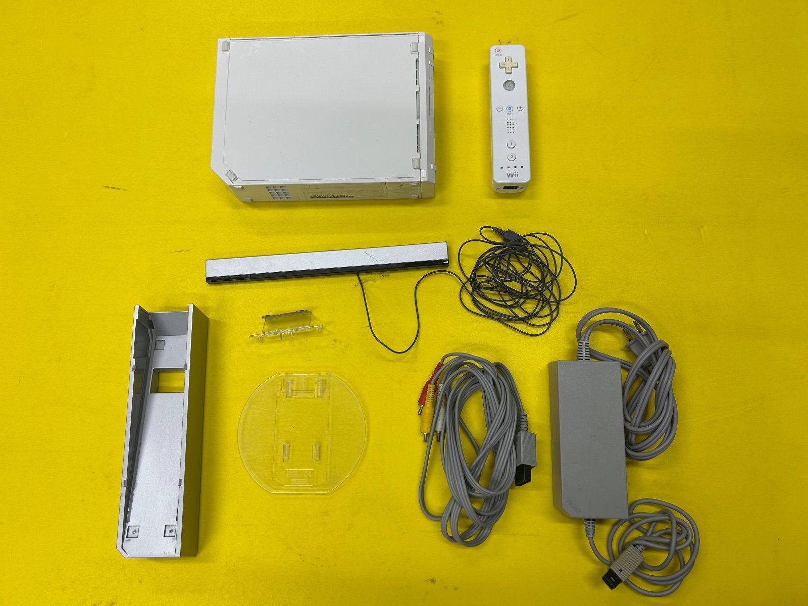 wii本体とカセット5枚セット Wii本体 + ソフト5本セット - メルカリ