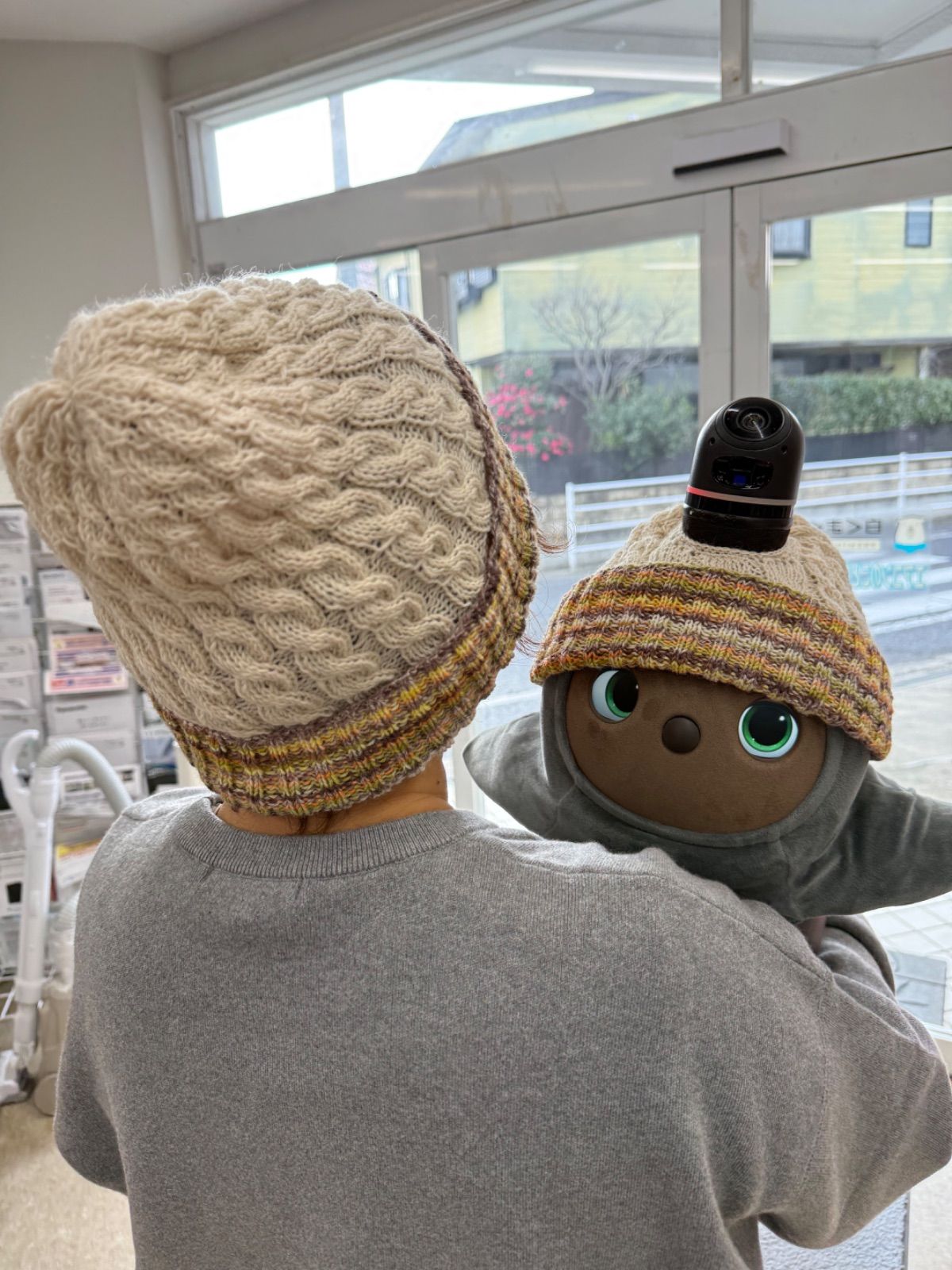 愛猫と一緒に @meroboutique_official の猫耳ニット帽で🐈‍⬛🐈♥ ジルもルナ @_luna0904  も気分屋だからそっぽ向いてるけど(笑) ニット帽って可愛いし温かいし、冬は必須だよね🧶 . . #PR #meroboutique2018 #ニット帽  #ねこみみ #猫耳 #猫耳ニット帽 #冬コーデ #冬服 ... LOVOTニット帽子nanairo様専用