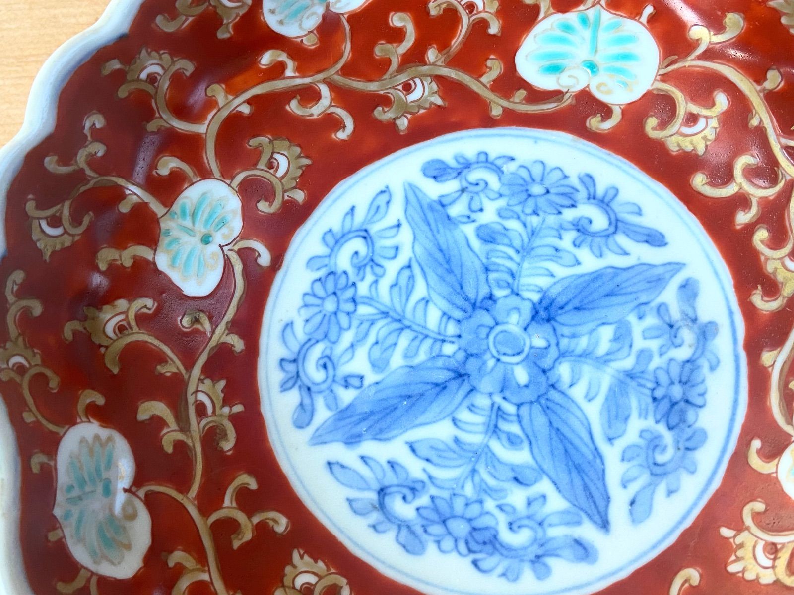 能登蔵出し 古伊万里 赤絵 金彩 オランダ唐草 クルス文 輪花皿 / 染錦