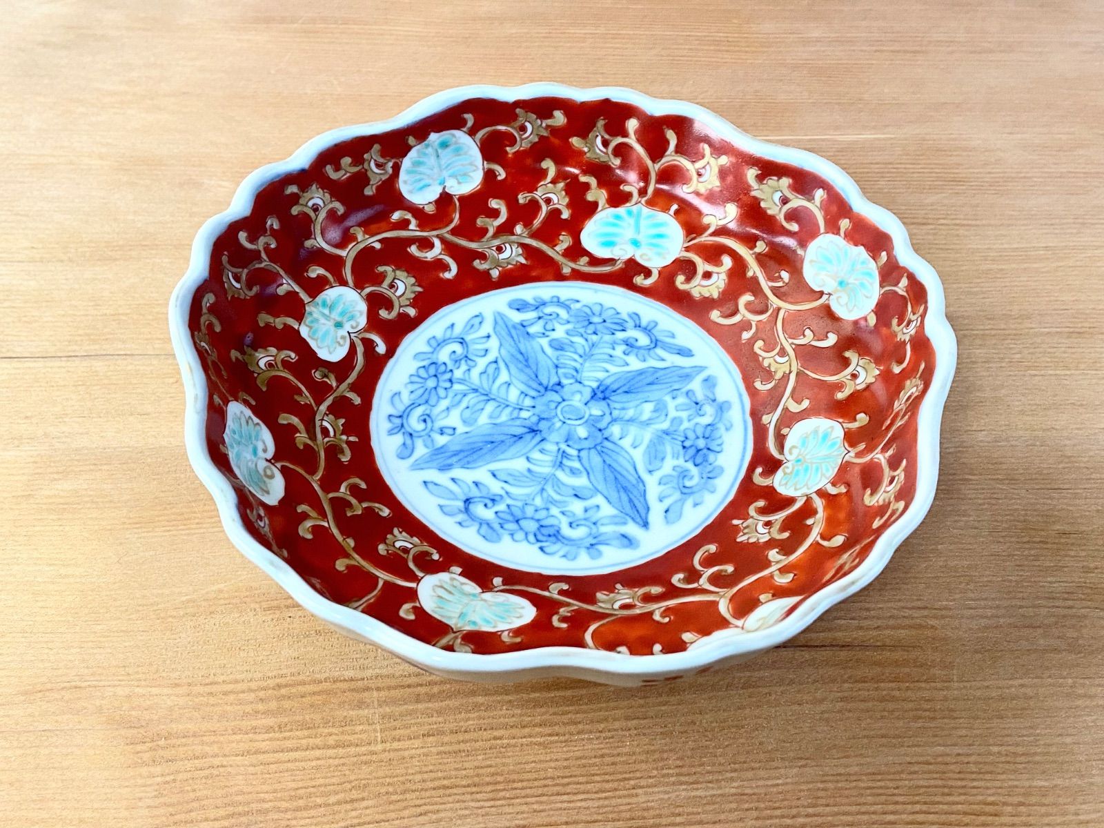 能登蔵出し 古伊万里 赤絵 金彩 オランダ唐草 クルス文 輪花皿 / 染錦