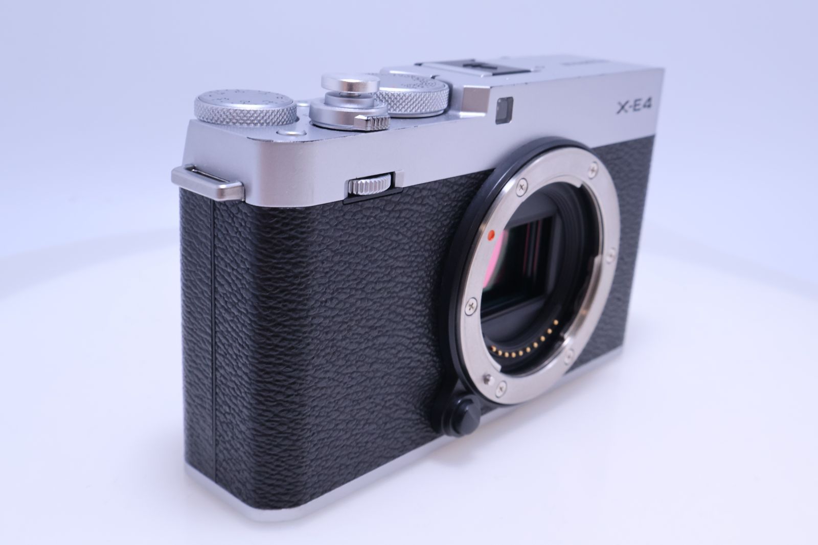 1,589回 極美品】FUJIFILM X-E4 ボディ シルバー F X-E4-S ミラーレス