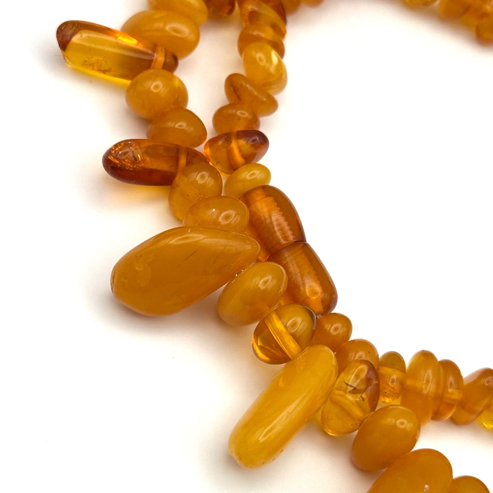 ネックレス 琥珀 ロイヤルアンバー 彫刻 葉 台形 蜜蝋 ネックレス 琥珀 ロイヤルアンバー 彫刻 葉 台形 古代モチーフ 蜜蝋 D57