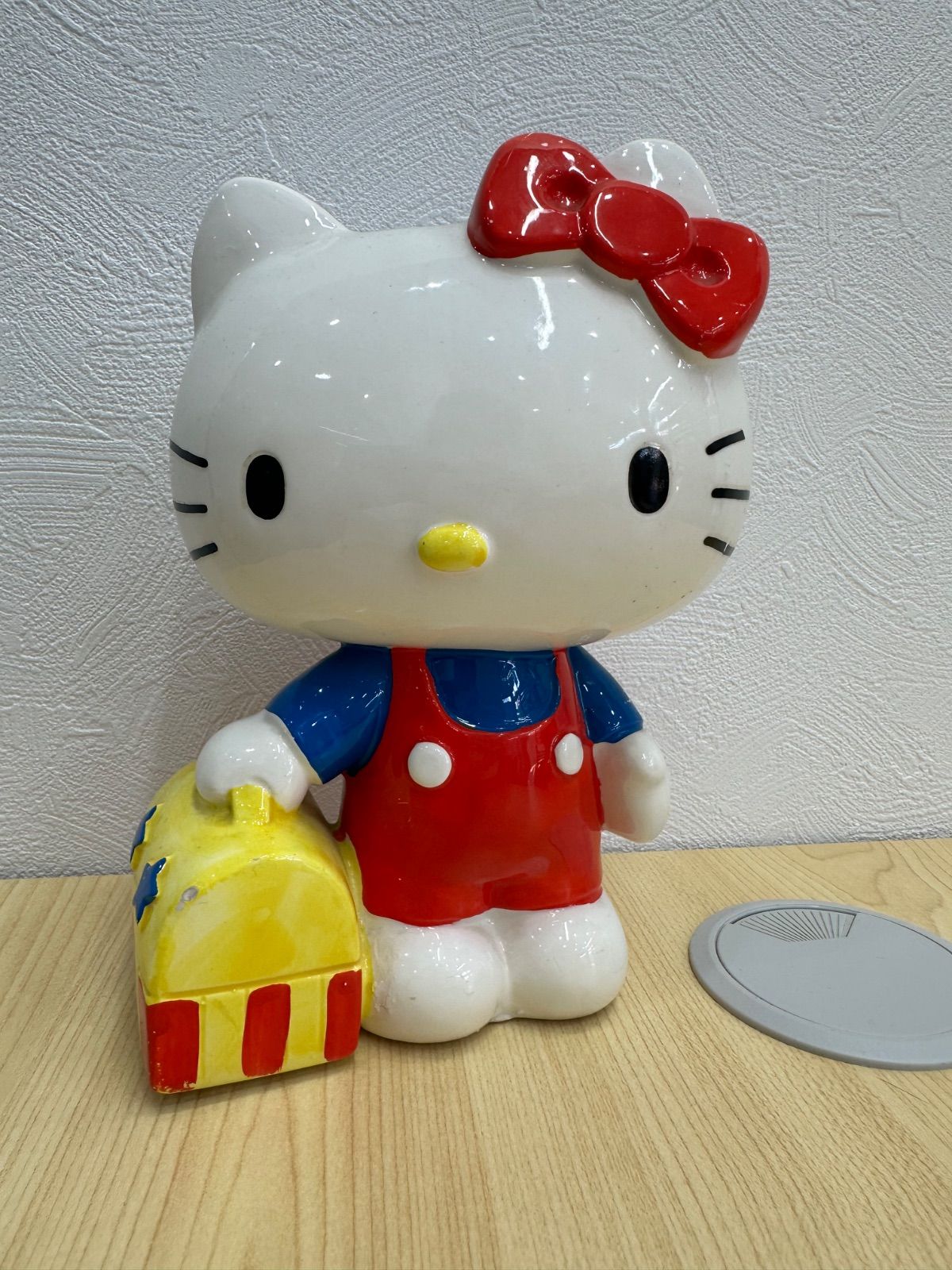 ハローキティ　陶器貯金箱　1976年製 希少・1976年当時物】サンリオ ハローキティ 陶器製 貯金箱 置物 裏蓋