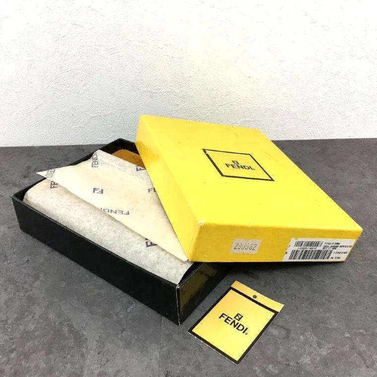 送料込み！ 極美品 FENDI ミディアムウォレット ブラウン 二つ折り財布 