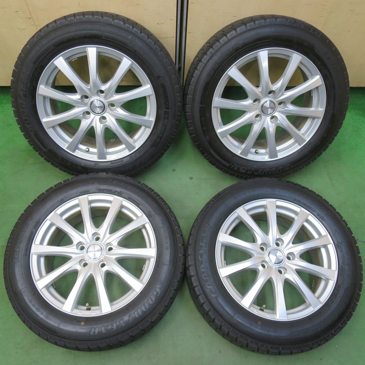 バリ溝！キレイ！ほぼ10分☆スタッドレス 215/60R17 グッドイヤー
