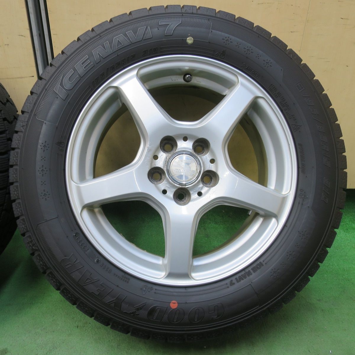 バリ溝！23年！9分☆プリウス 等 195/65R15 スタッドレス グッドイヤー 