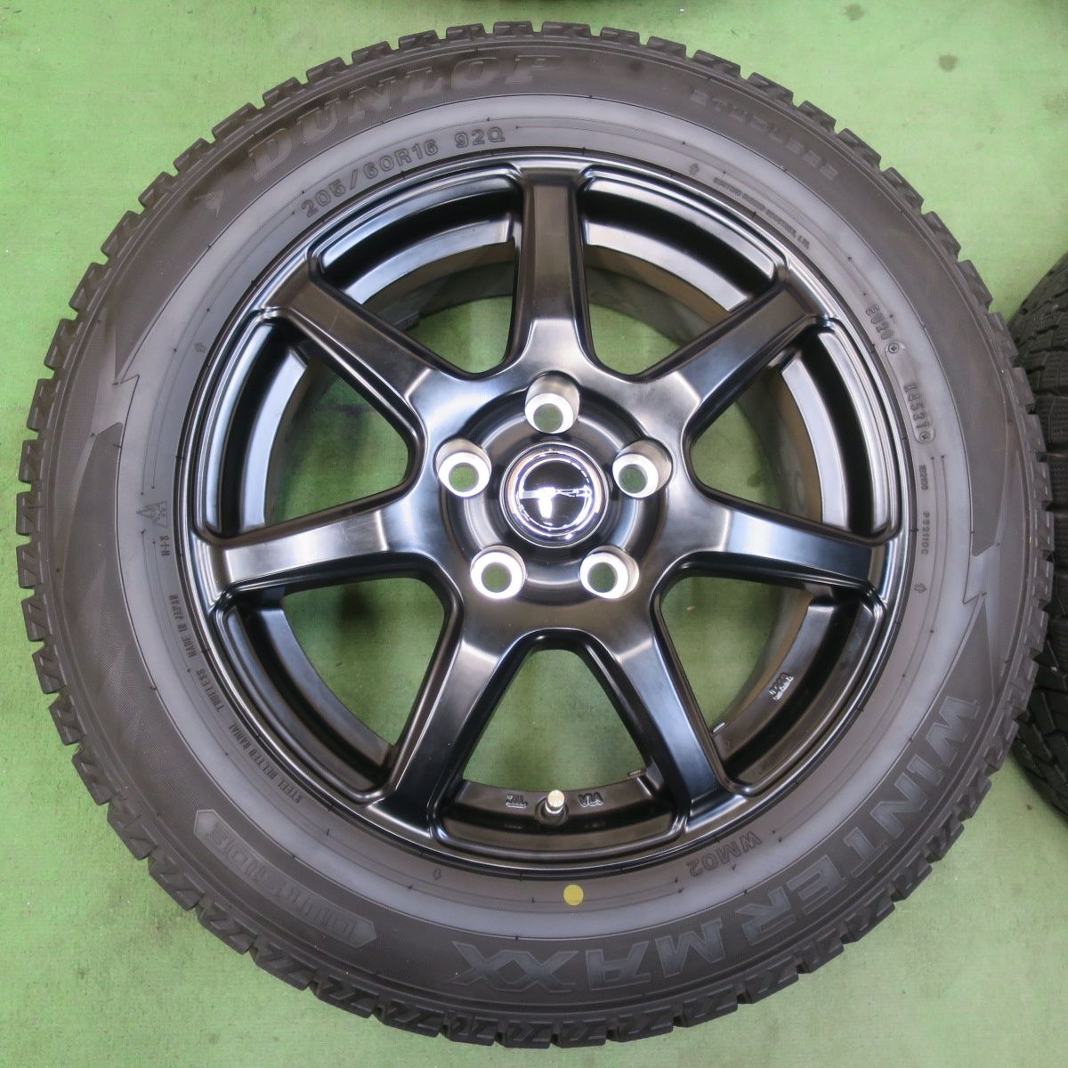 バリ溝！キレイ！ほぼ10分☆スタッドレス 205/60R16 ダンロップ 
