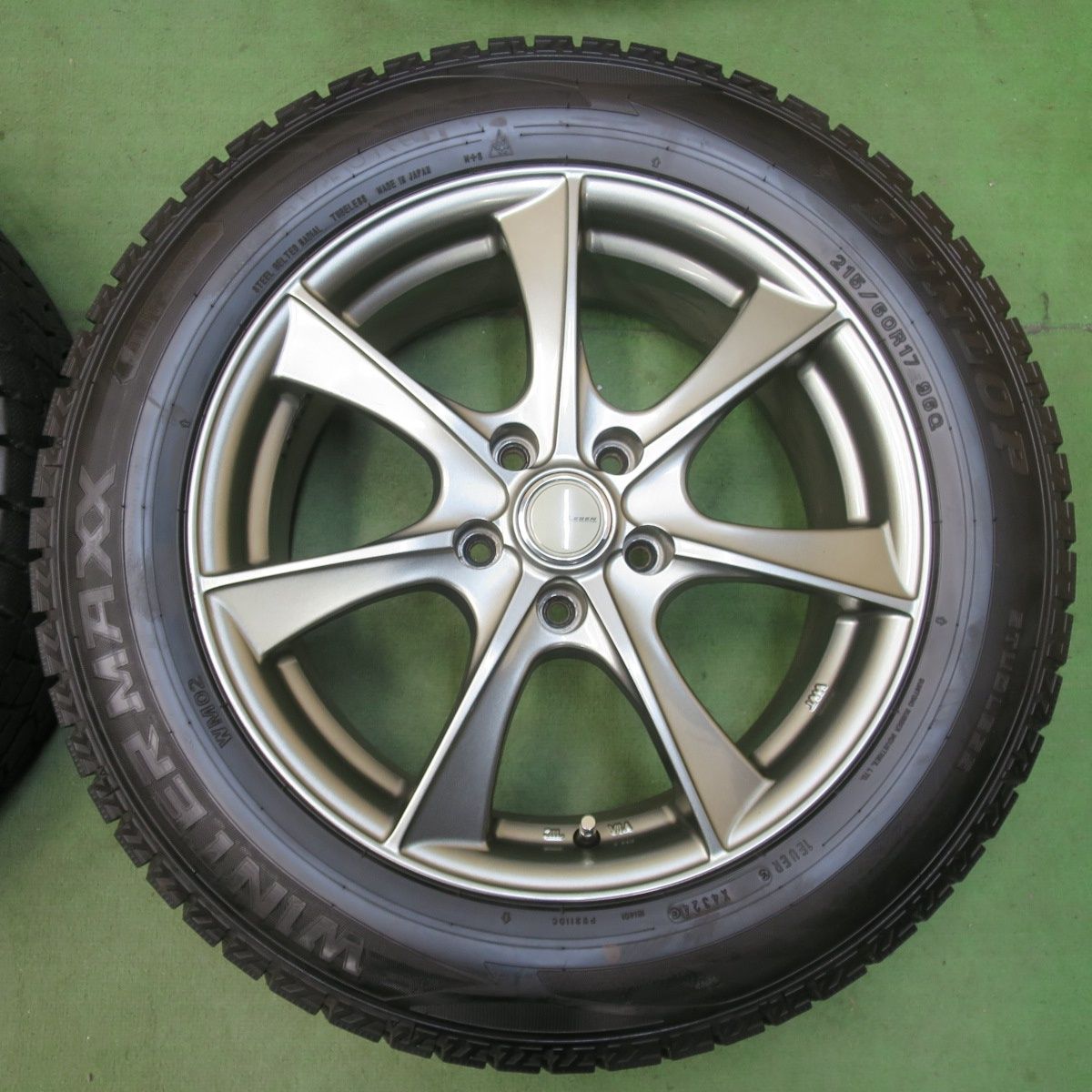 バリ溝！24年！キレイ！9.5分☆スタッドレス 215/60R17 ダンロップ