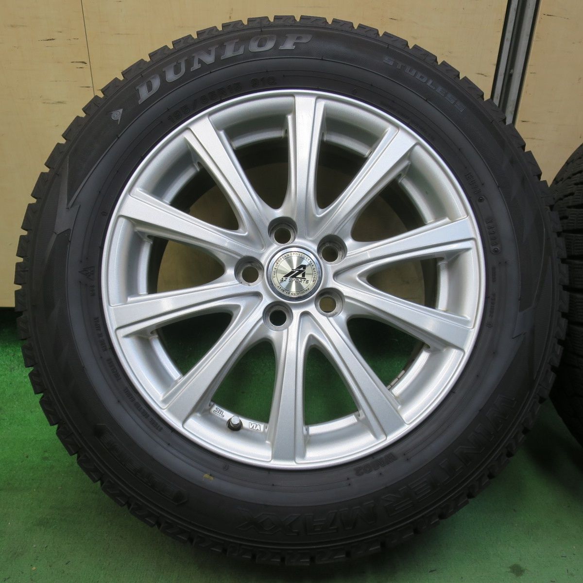 バリ溝！23年！9.5分以上☆プリウス 等 195/65R15 スタッドレス 