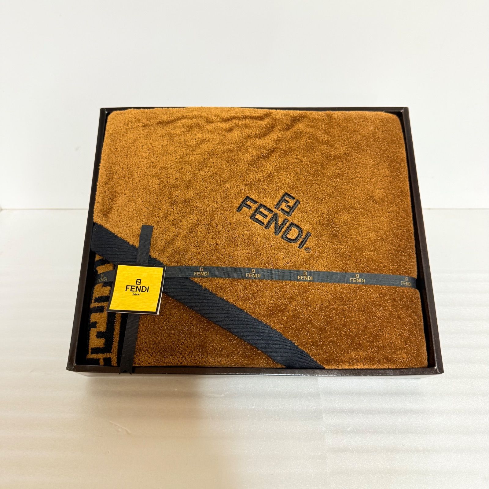 FENDI ロゴ入りブランケット 新品•未使用品】FENDI ブランケット 新品未使用 フェンディ ロゴ入り