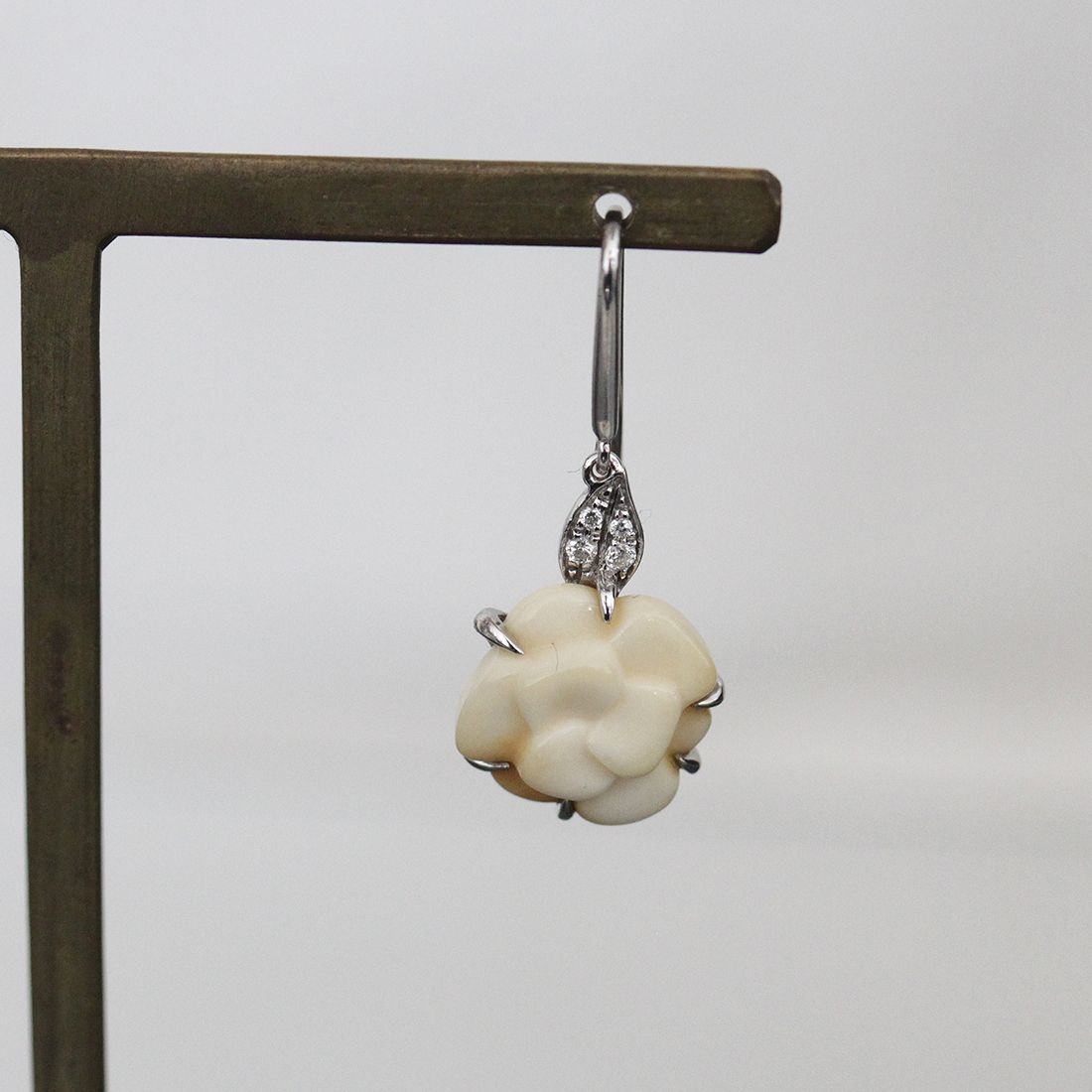 シャネル カメリア 片方 シングルピアス ダイヤ Au750 E1974 - メルカリ