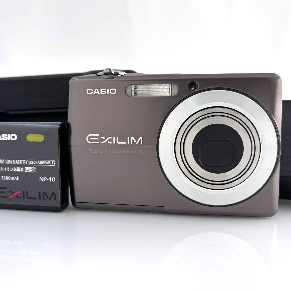 CASIO EXILIM EX-Z700 箱付き＆動作確認済み♪　シルバー EXILIM ZOOM 【中古】CASIO製 EX-Z700 シルバー 720万画素