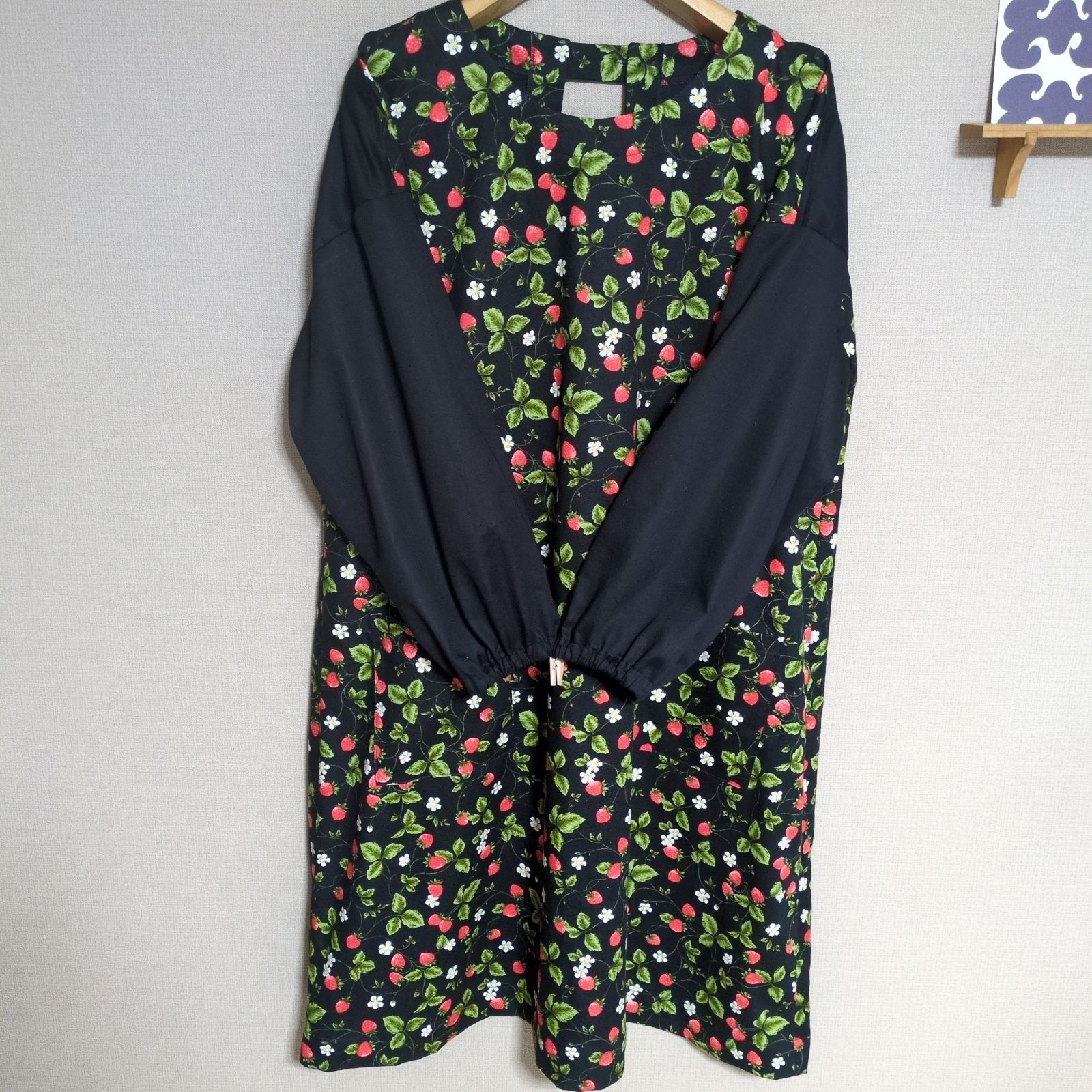 ☆スタンダード割烹着＊シンプルな割烹着＊定番型の割烹着＊大人のスモック＊ロング丈＊Handmade/いちご柄　ブラック