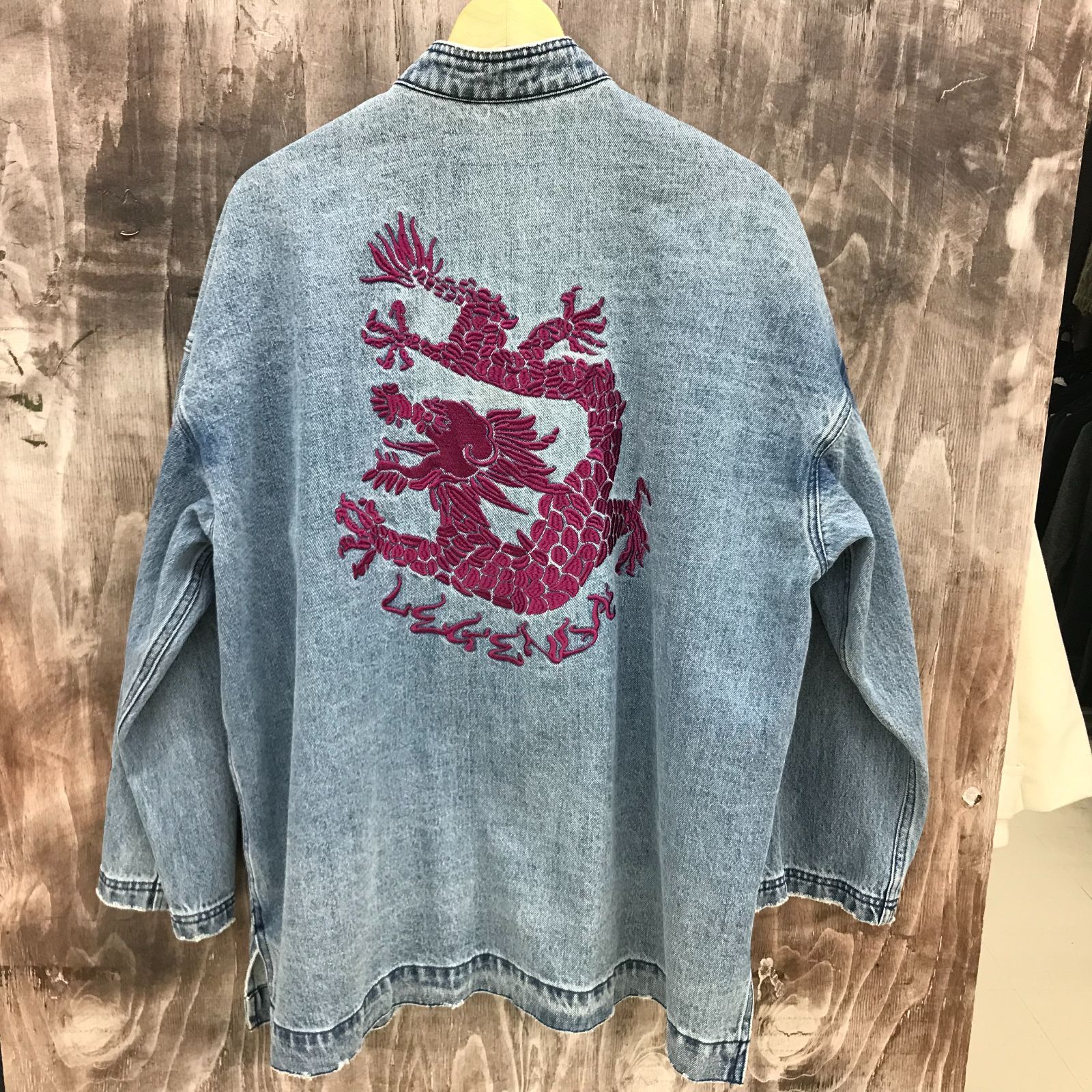 レジェンダ　チャイナ風ダメージデニムジャケット　ドラゴン刺繍　仕立済み LEGENDA レジェンダ デニムジャケット F ドラゴン 刺繍 メンズ