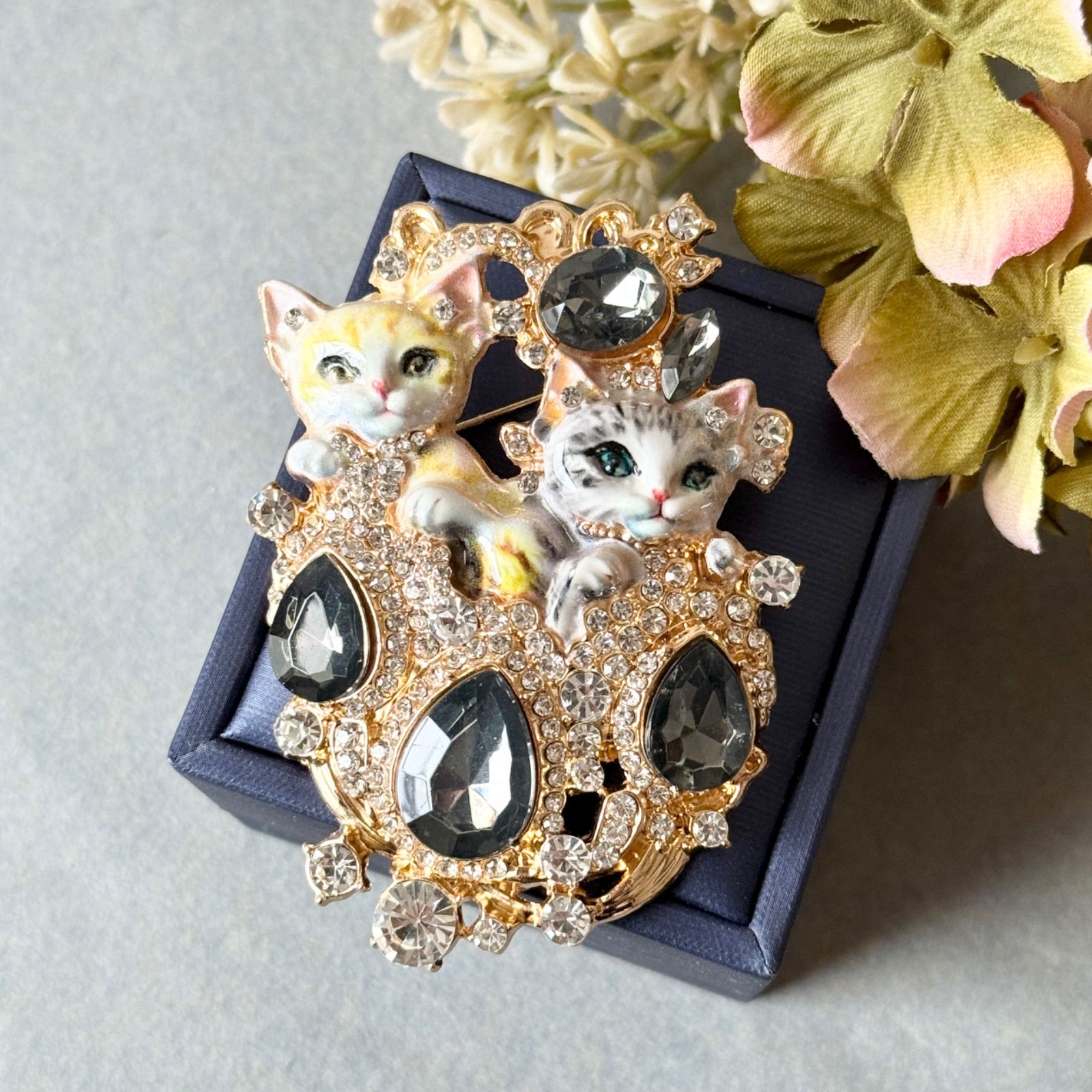 宝石に寄り添う 子猫 たちのブローチ ねこ 猫 大きめ アンティーク調