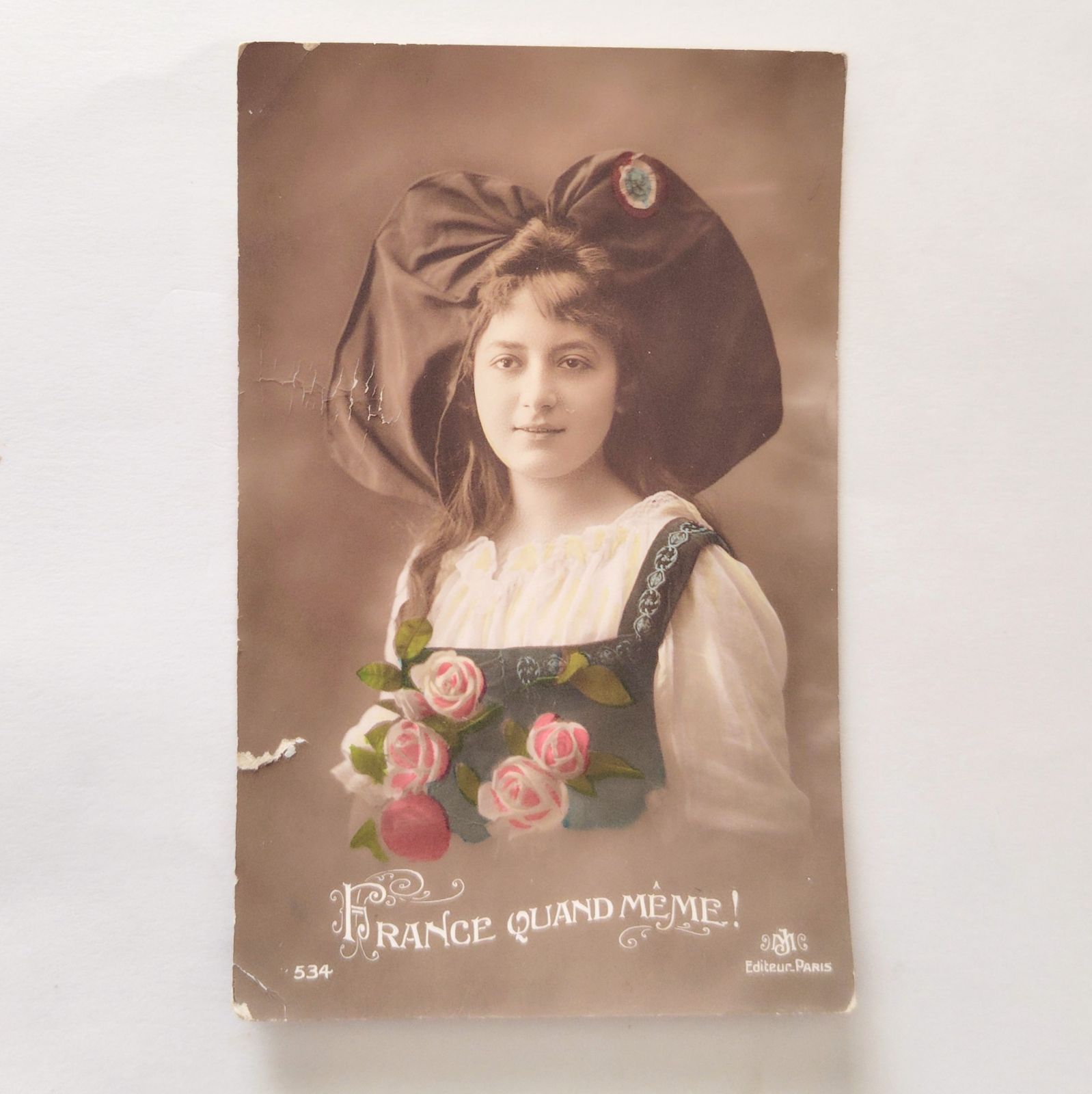 それでもフランス ― 黒い帽子と薔薇の少女 フランス ヴィンテージ