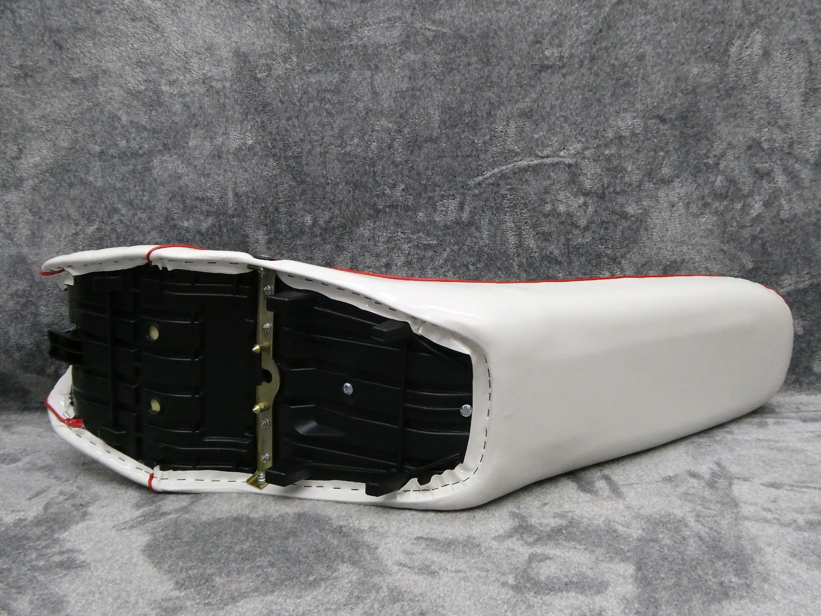 バリオス2 ZR250B 白赤エナ60cm 三段シート/Ⅱ型 後期 補強入 ホワイト