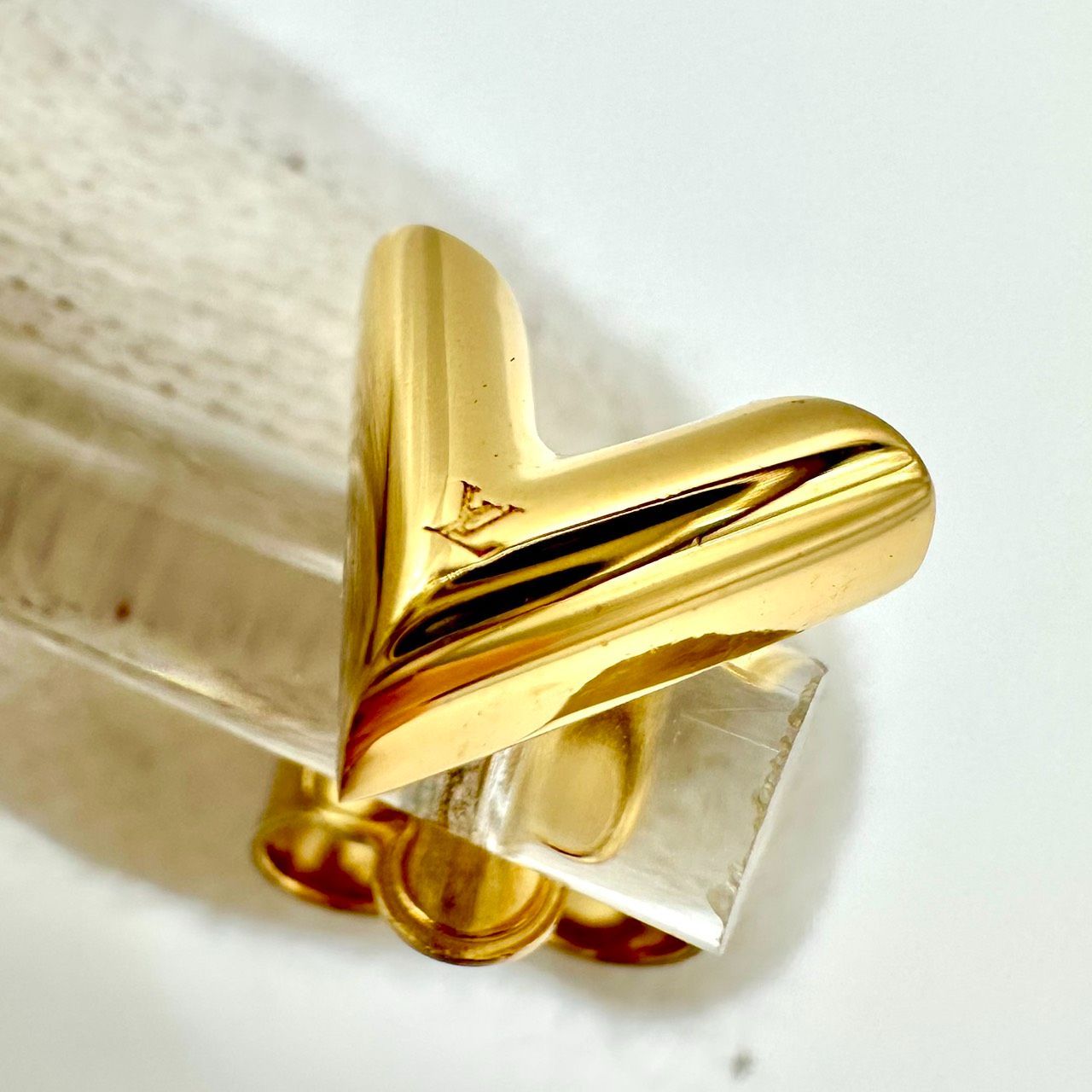 返品OK】LOUIS VUITTON ルイヴィトン エセンシャル V ピアス M68153