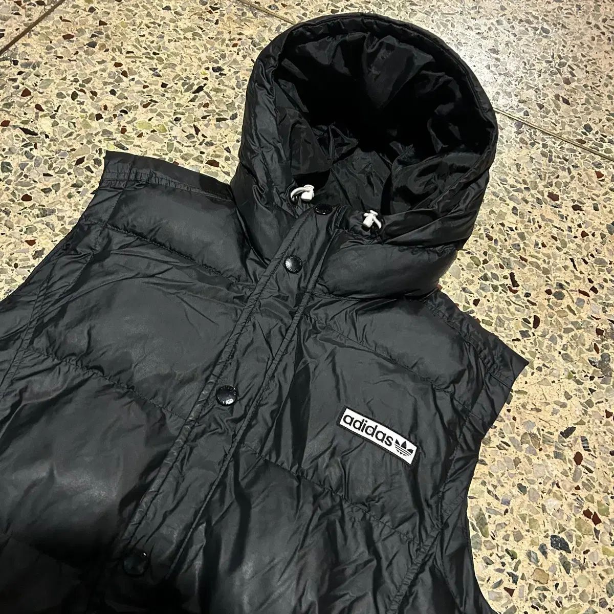 アディダス(ADIDAS) ブラック フード ダウン ベスト - メルカリ