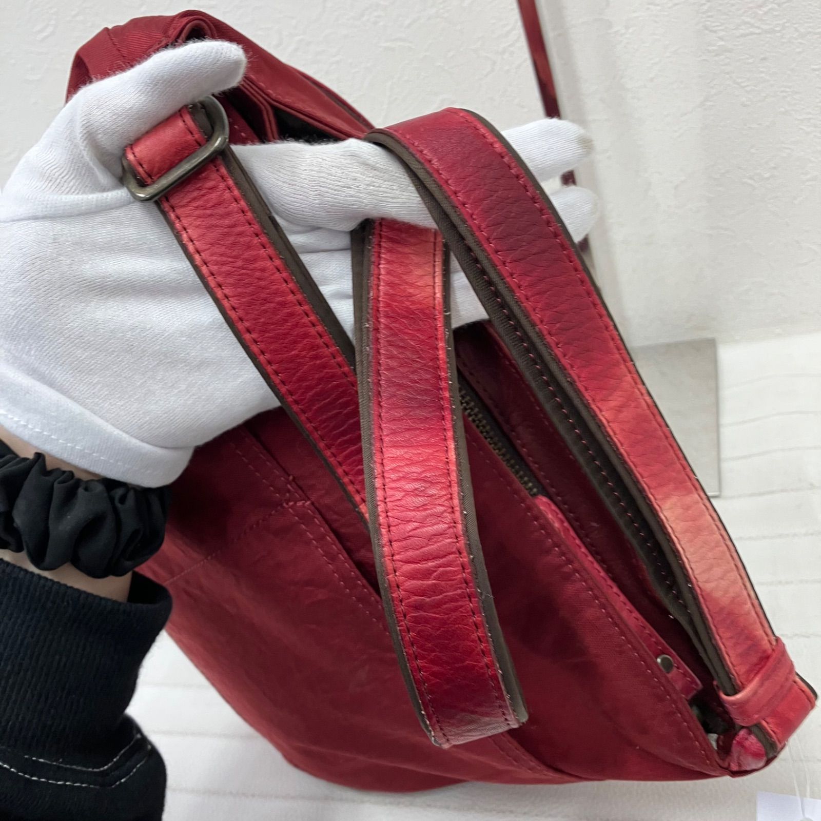 8379 IBIZA イビサ ショルダーバッグ 斜めがけ 紐調節可能 レッド系 赤