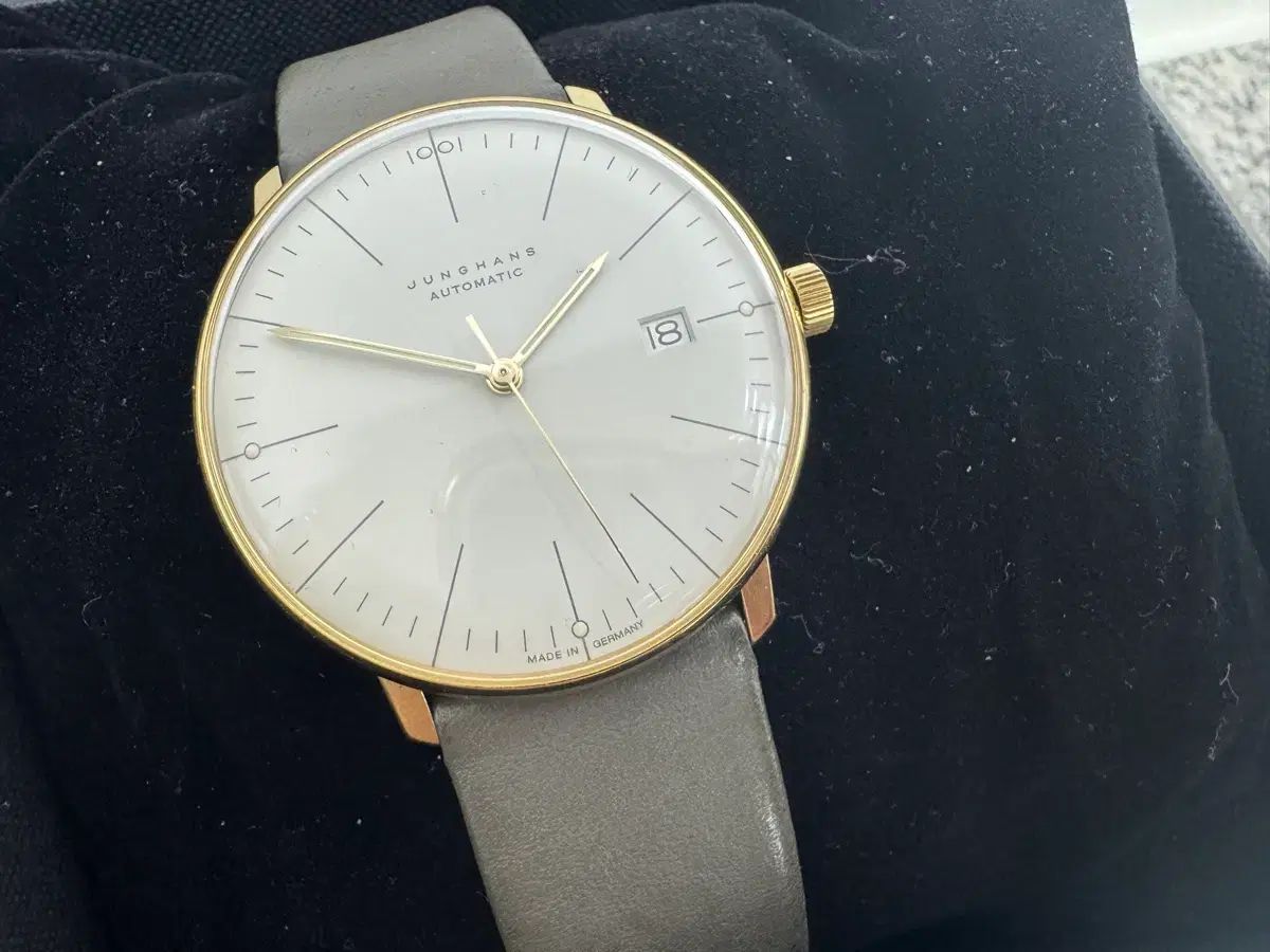 ユンハンス マックスビル オートマティック 38mm ゴールド