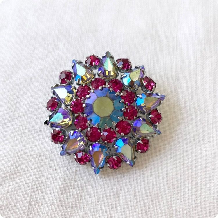 フランスヴィンテージ ブローチ ｜赤とオーロラカラー ラインストーン