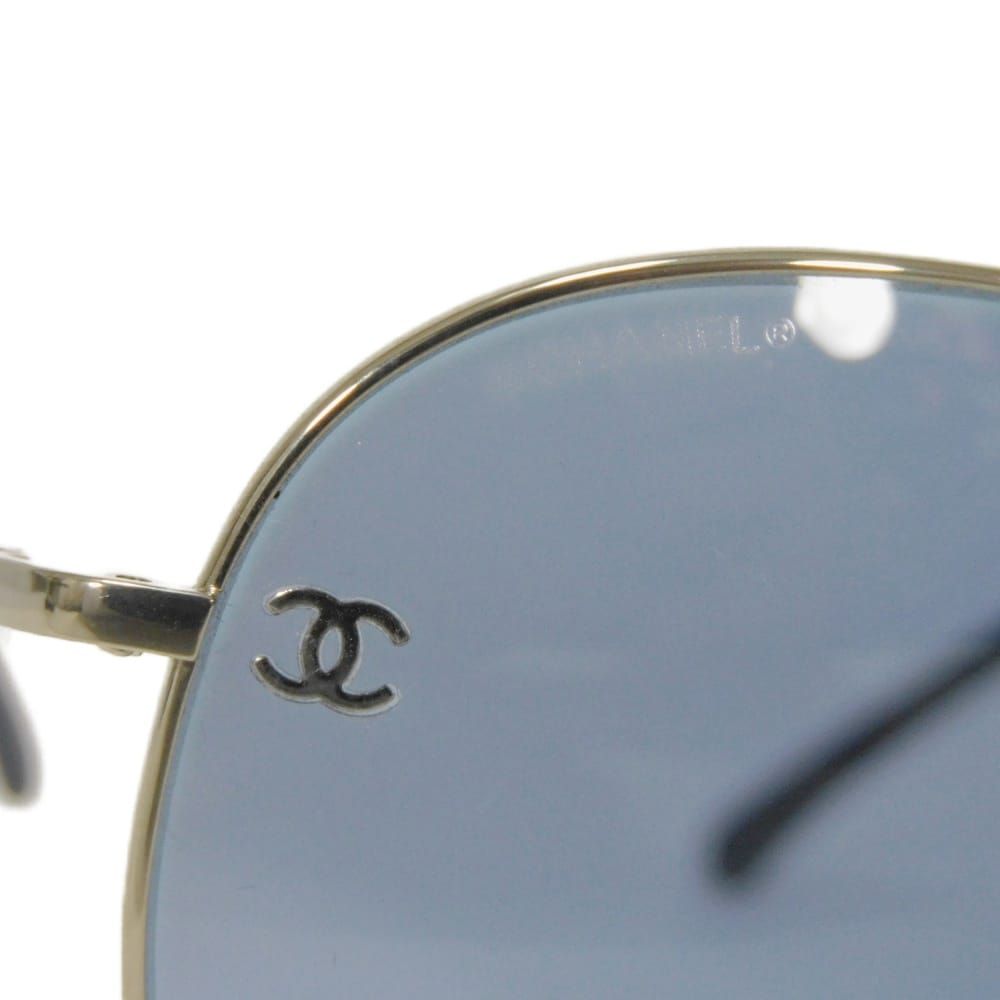 シャネル　グレー系×シルバー　ココマーク　ティアドロップ　サングラス　4189 CHANEL シャネル パイロット シェイプ CCマーク ティアドロップ チタン