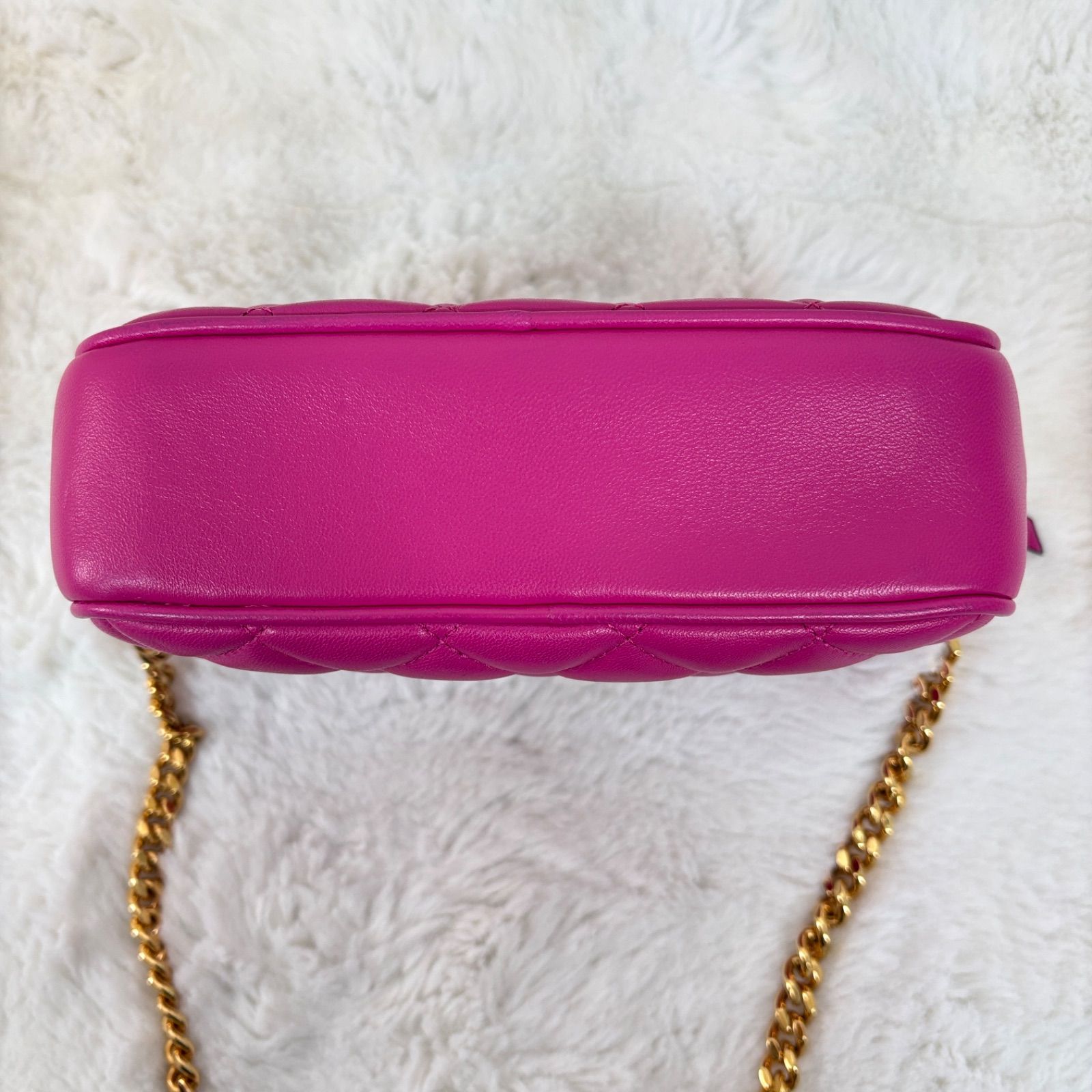 美品 VERSACE ヴェルサーチ メデューサ キルティング レザー カメラ