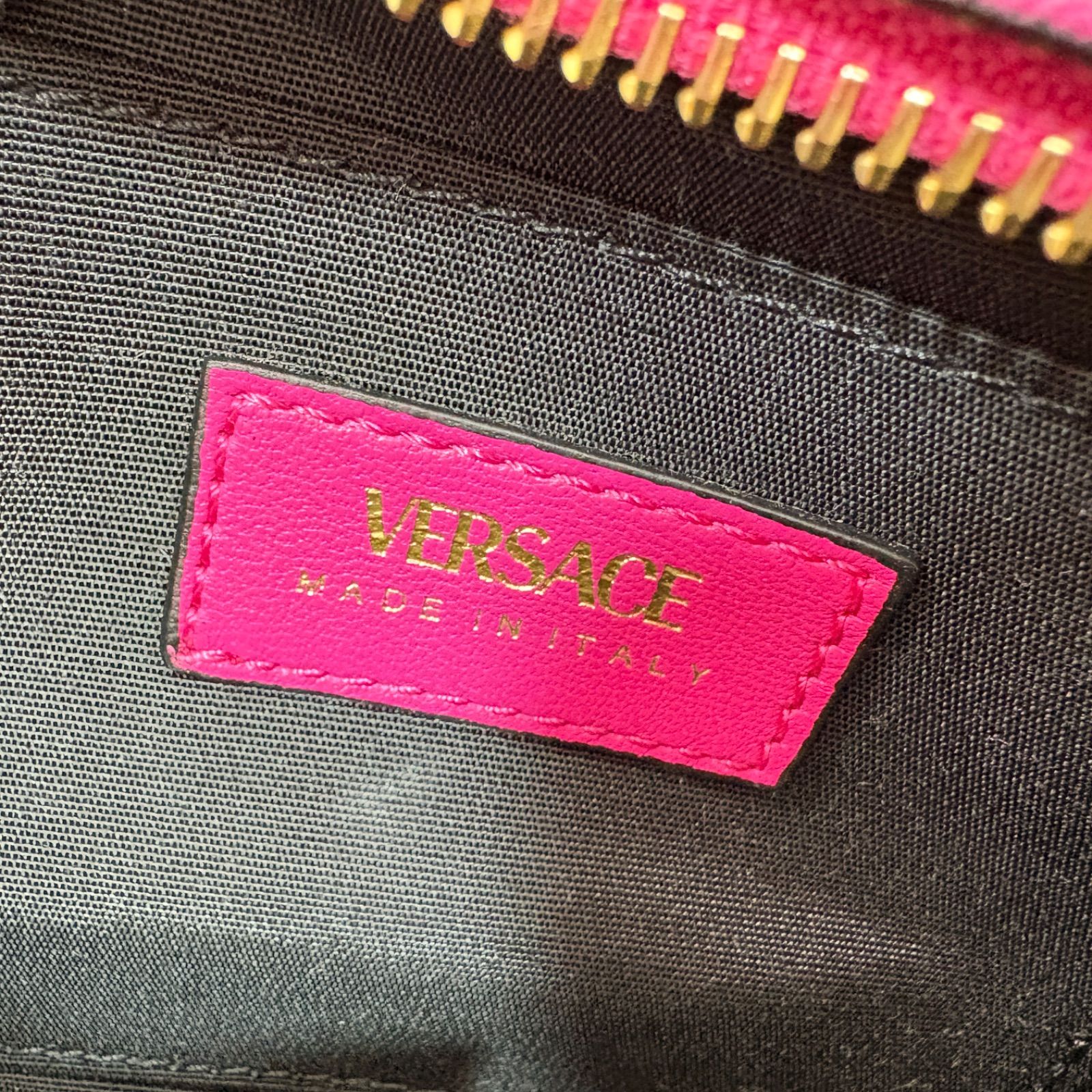美品 VERSACE ヴェルサーチ メデューサ キルティング レザー カメラ 