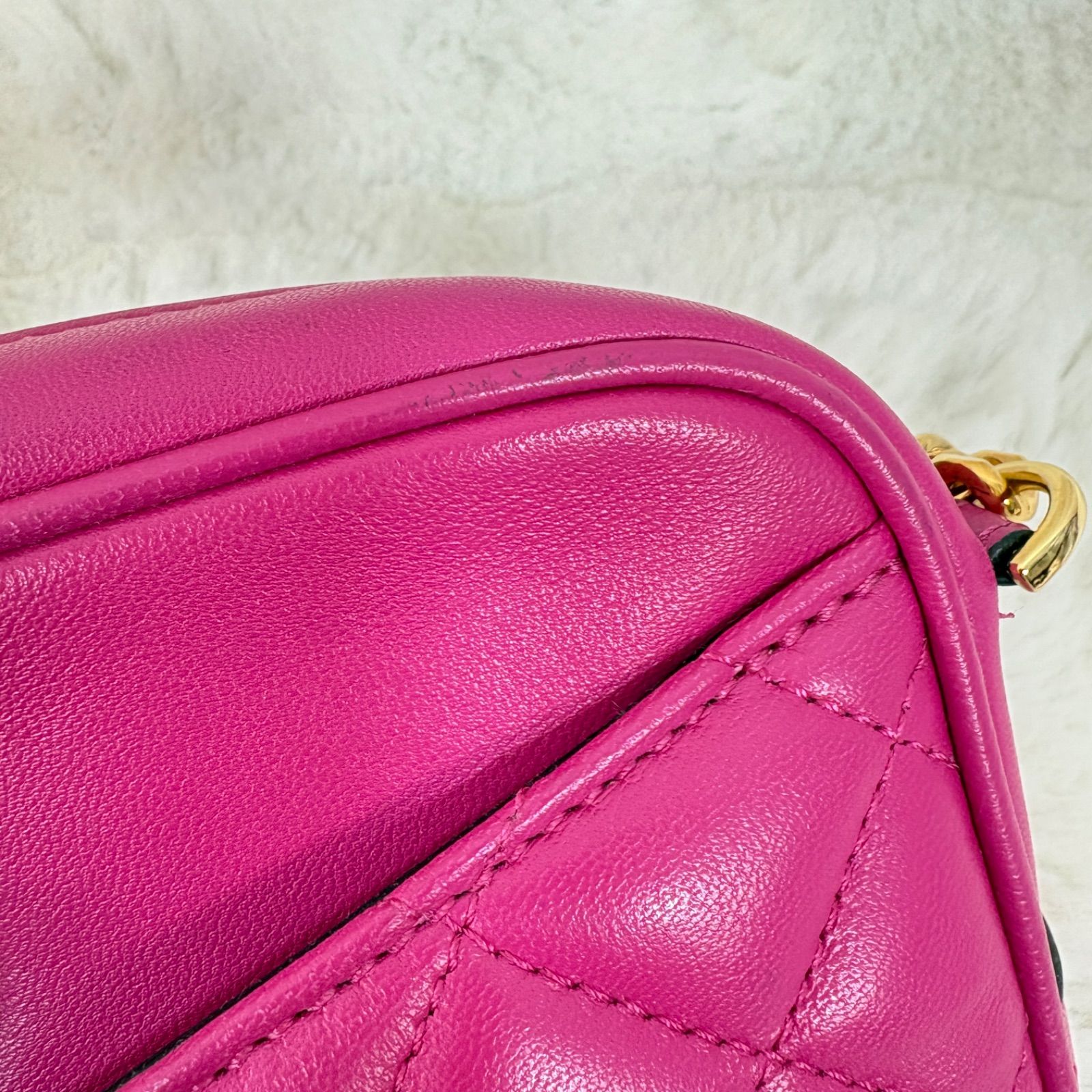 美品 VERSACE ヴェルサーチ メデューサ キルティング レザー カメラ