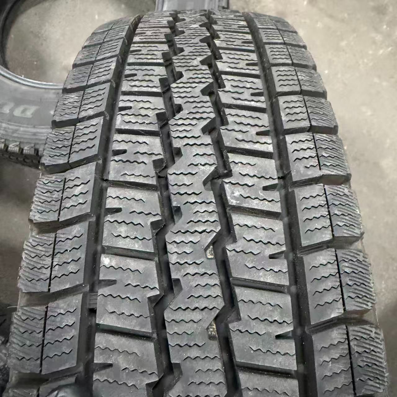 ☆中古・3営業日以内発送☆ハイエーススタットレス 16年製 DUNLOP 