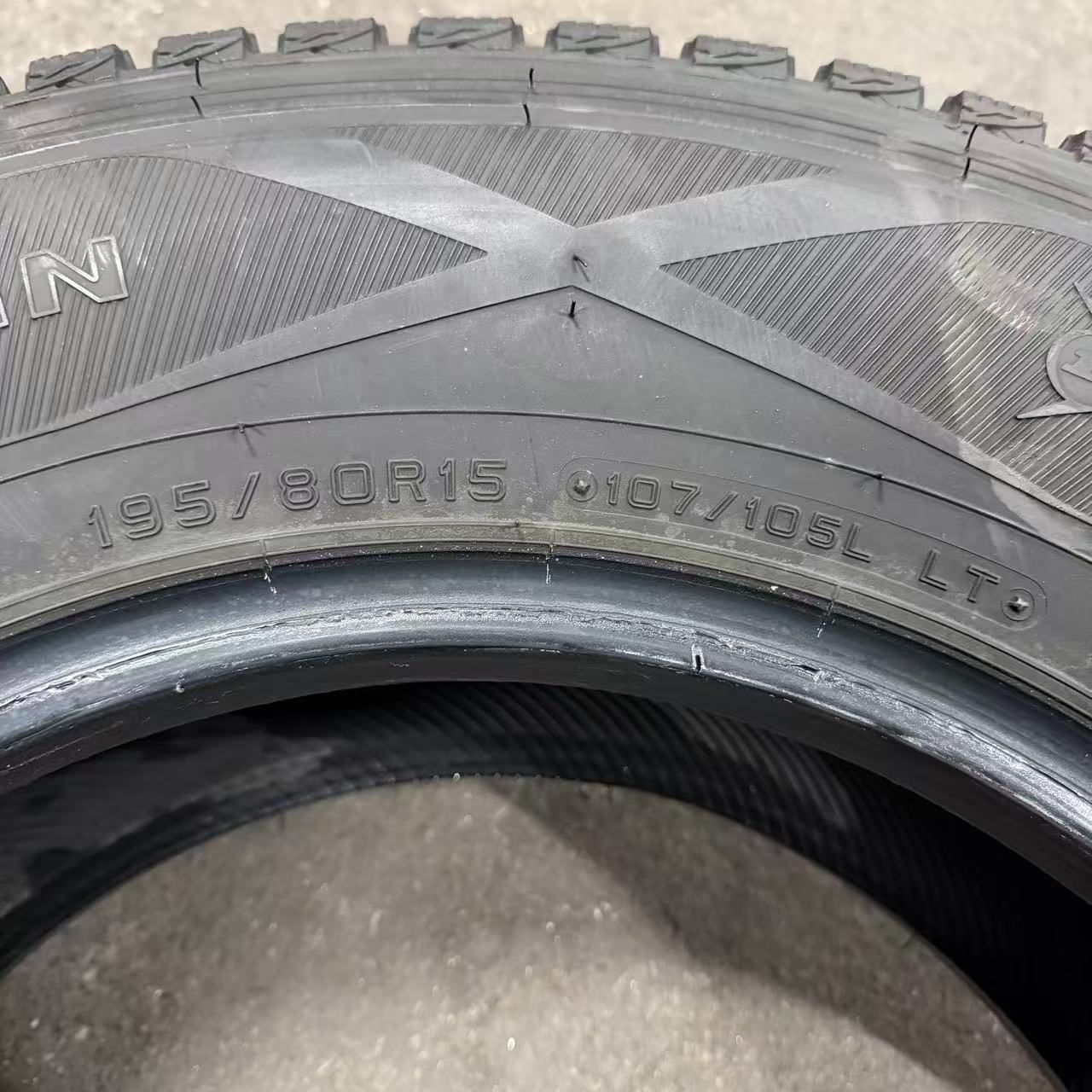 ☆中古・3営業日以内発送☆ハイエーススタットレス 16年製 DUNLOP 
