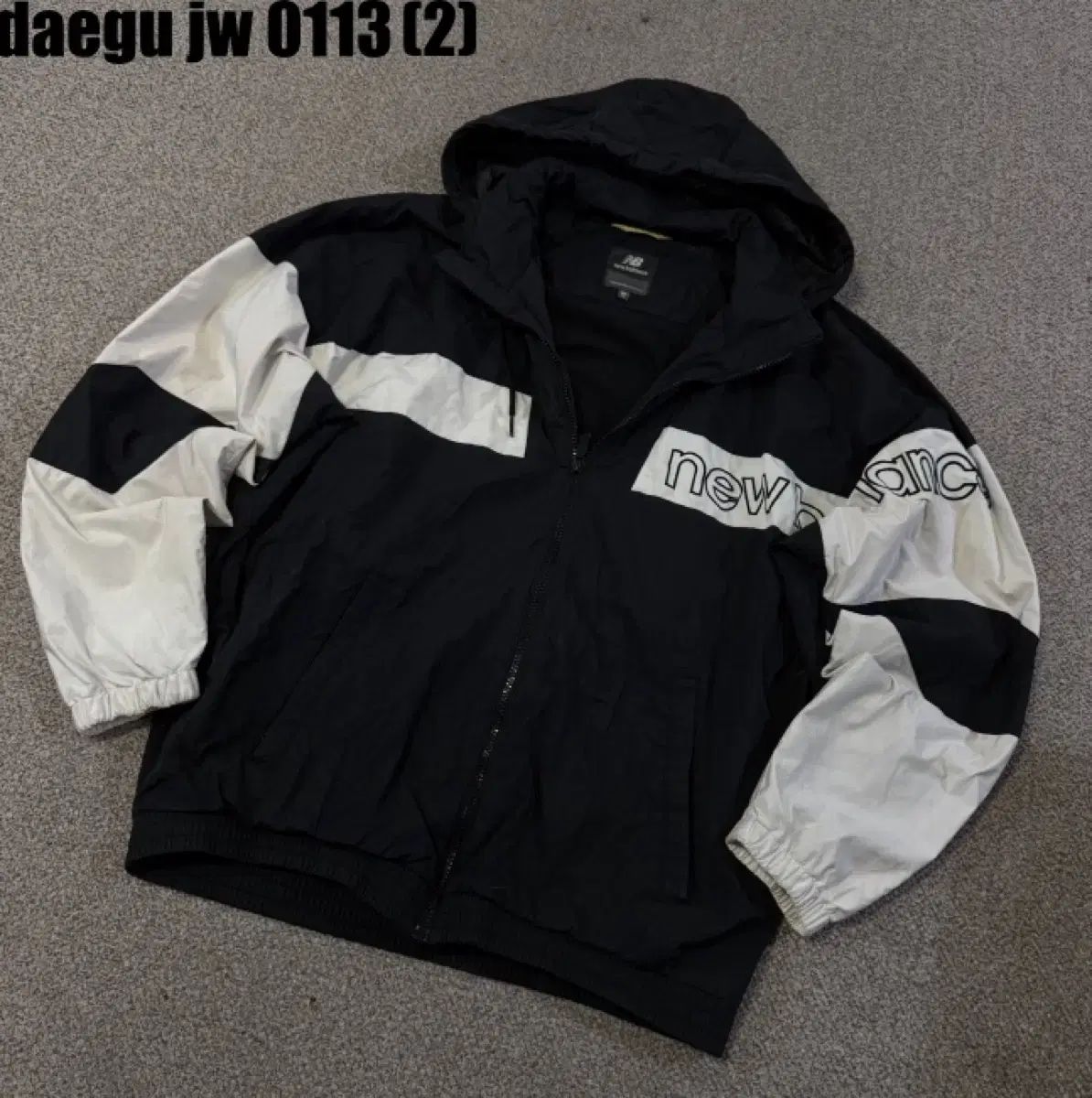 ニューバランス ブラック/ホワイト フード ウィンドブレーカー XL